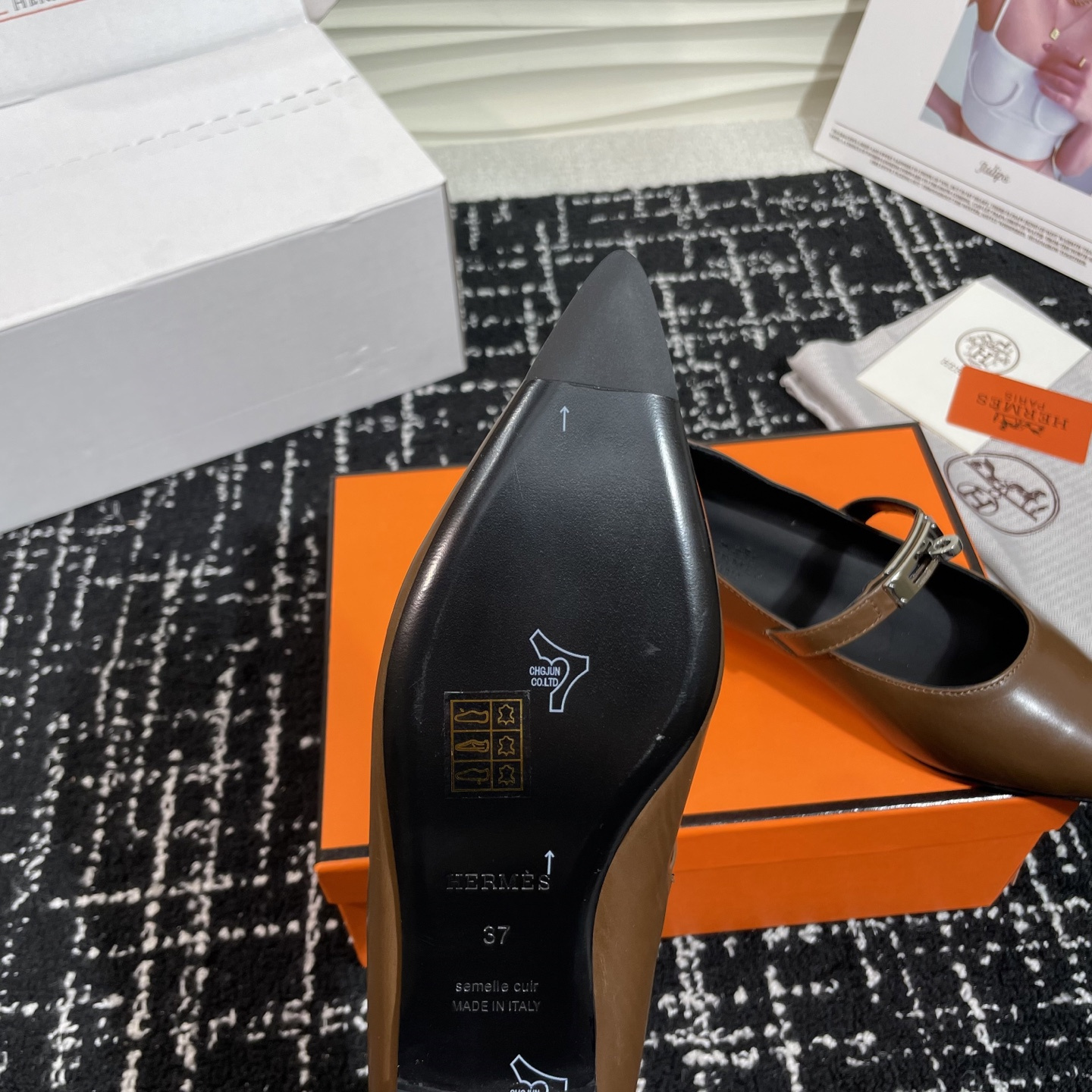 高仿Hermes*Kelly系列H251002Z03小牛皮休閒單鞋木色免檢版