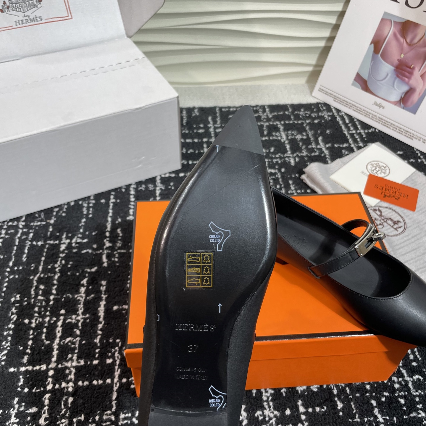 高仿Hermes*Kelly系列H251002Z02小牛皮休閒單鞋黑色免檢版