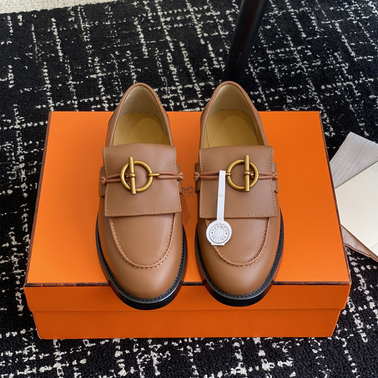 高仿Hermes*H241143ZA33塔扣小羊皮樂福鞋棕色免檢版