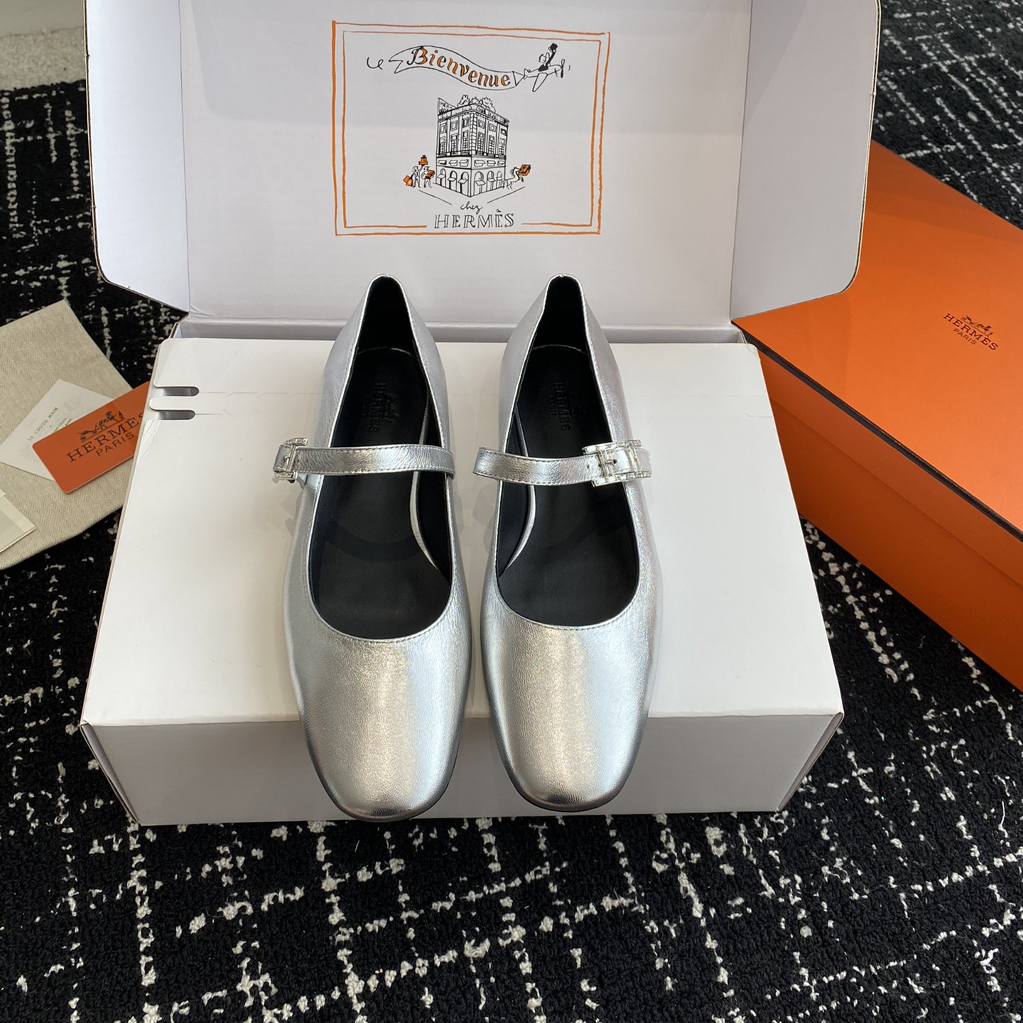 高仿Hermes*H242047ZDQ山羊皮瑪麗珍鞋銀色免檢版