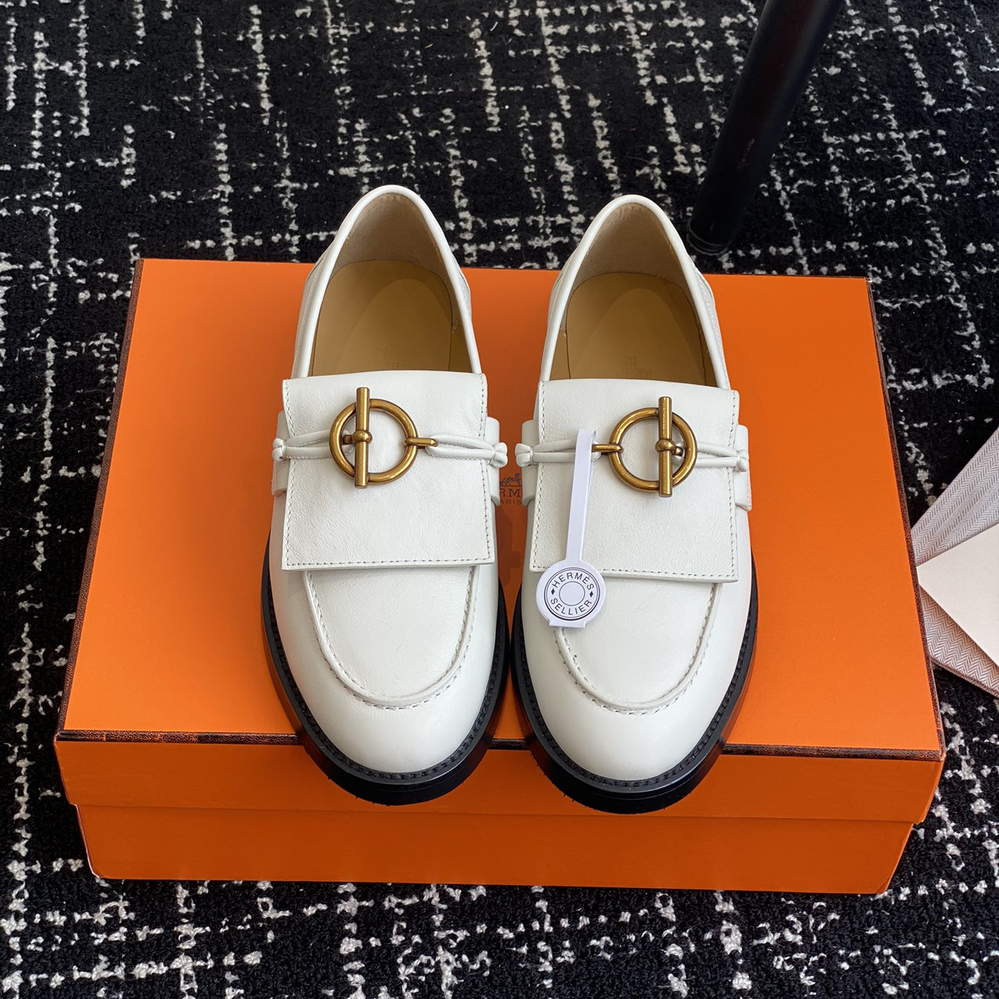 高仿Hermes*H241143ZCL塔扣小羊皮樂福鞋白色免檢版