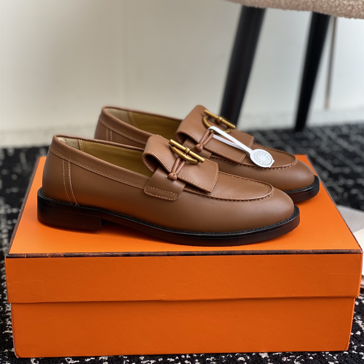 高仿Hermes*H241143ZA33塔扣小羊皮樂福鞋棕色免檢版