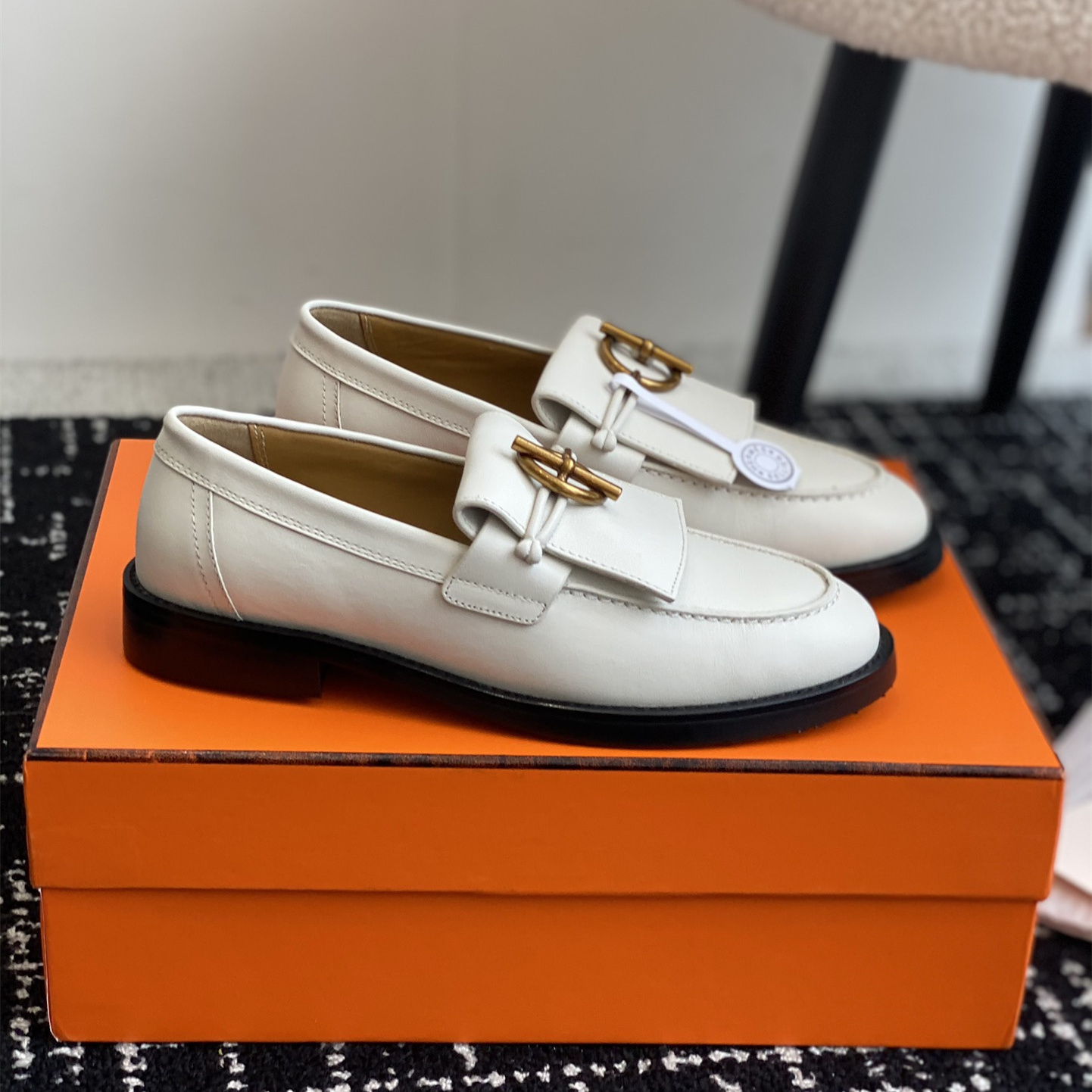 高仿Hermes*H241143ZCL塔扣小羊皮樂福鞋白色免檢版