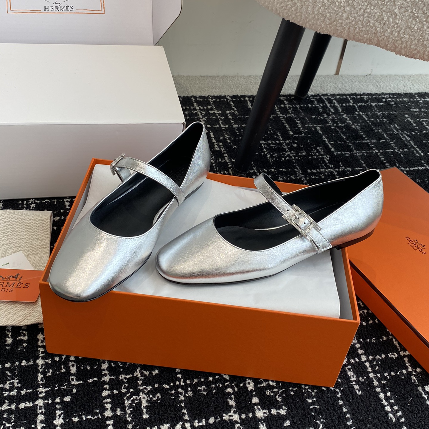 高仿Hermes*H242047ZDQ山羊皮瑪麗珍鞋銀色免檢版