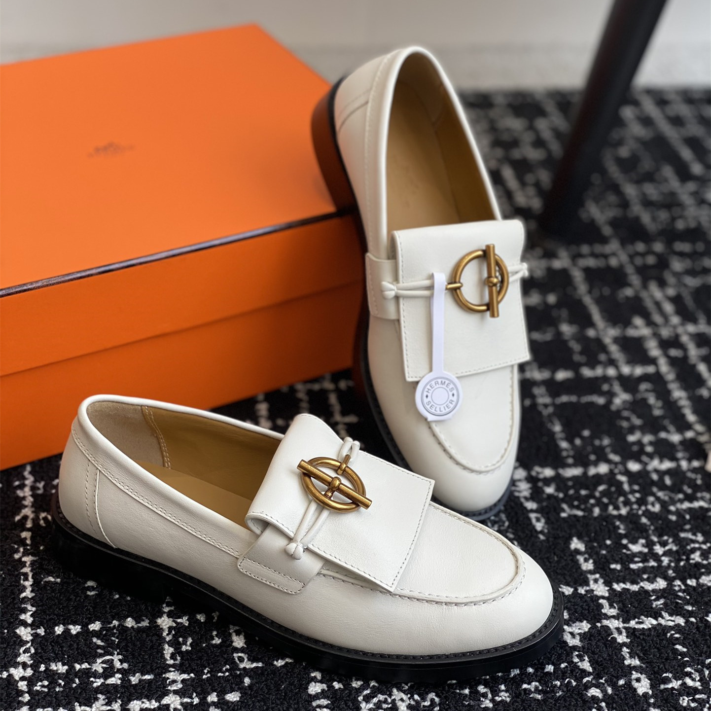 高仿Hermes*H241143ZCL塔扣小羊皮樂福鞋白色免檢版