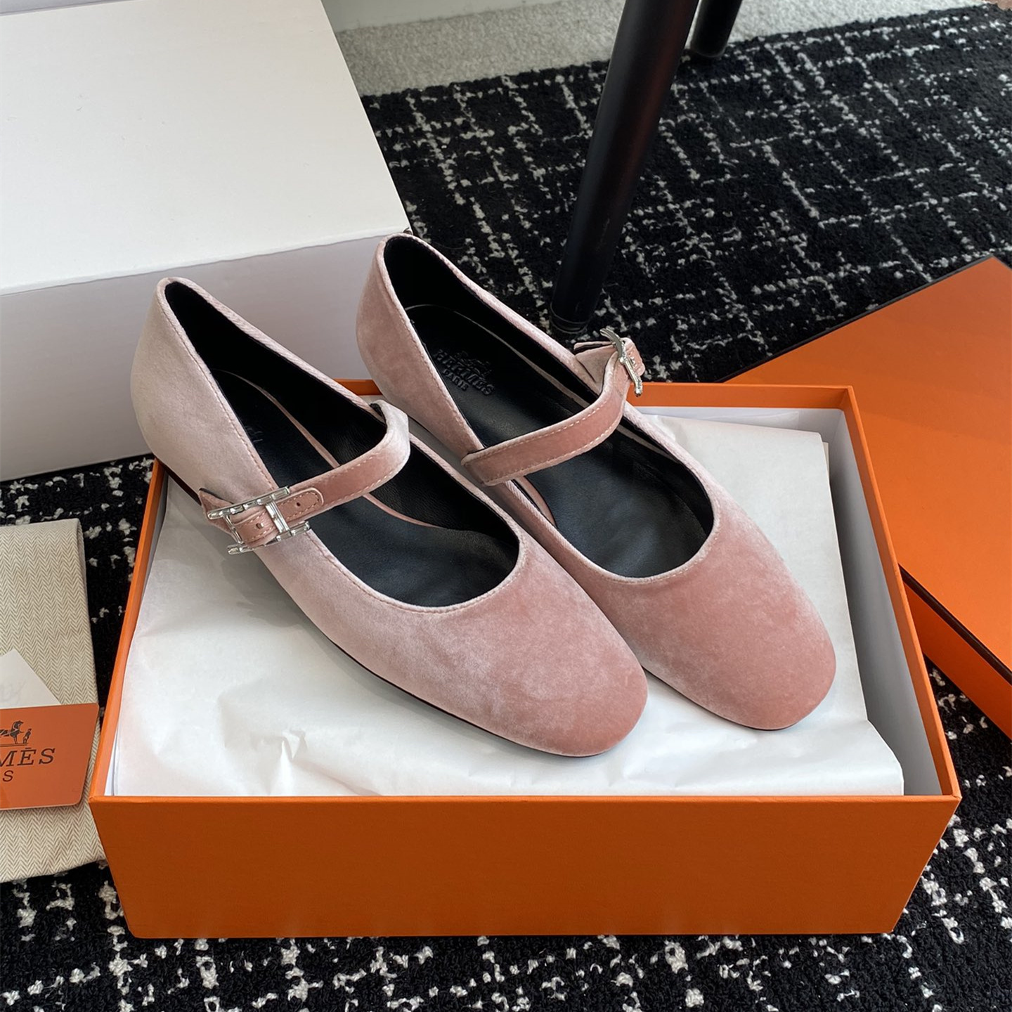 高仿Hermes*H242046ZBR絨面瑪麗珍鞋粉色免檢版