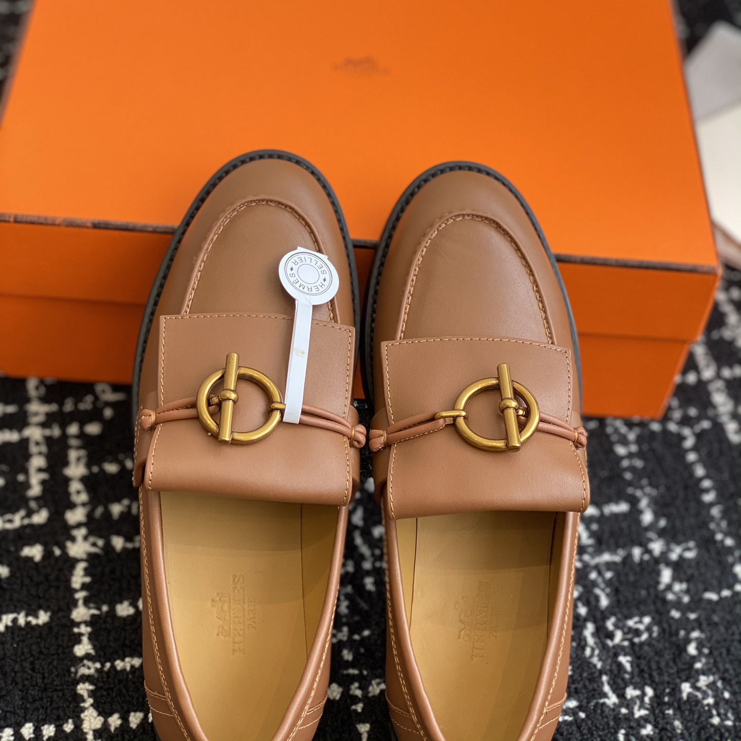高仿Hermes*H241143ZA33塔扣小羊皮樂福鞋棕色免檢版