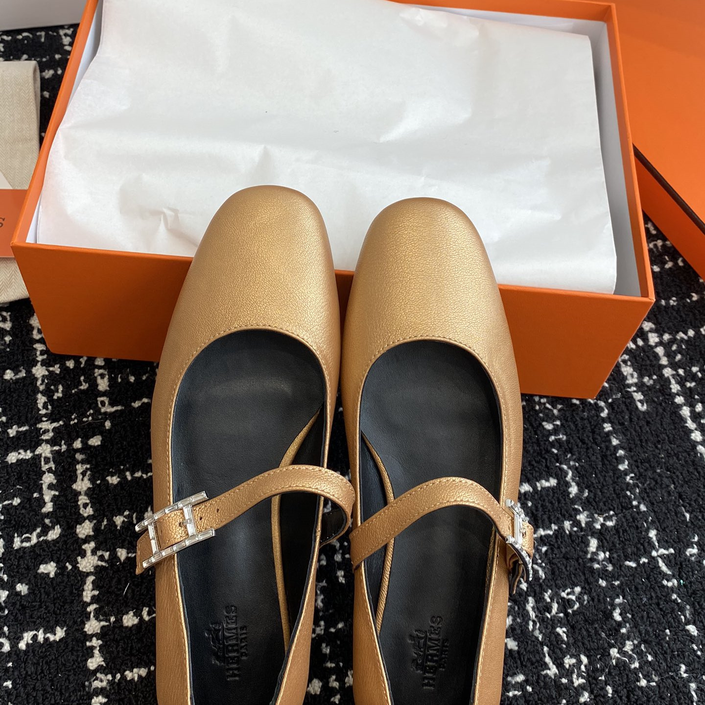 高仿Hermes*H242048ZDR山羊皮瑪麗珍鞋金色免檢版