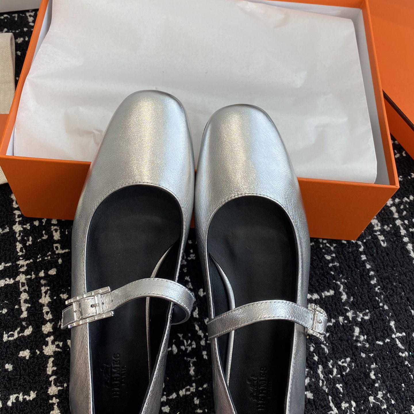 高仿Hermes*H242047ZDQ山羊皮瑪麗珍鞋銀色免檢版
