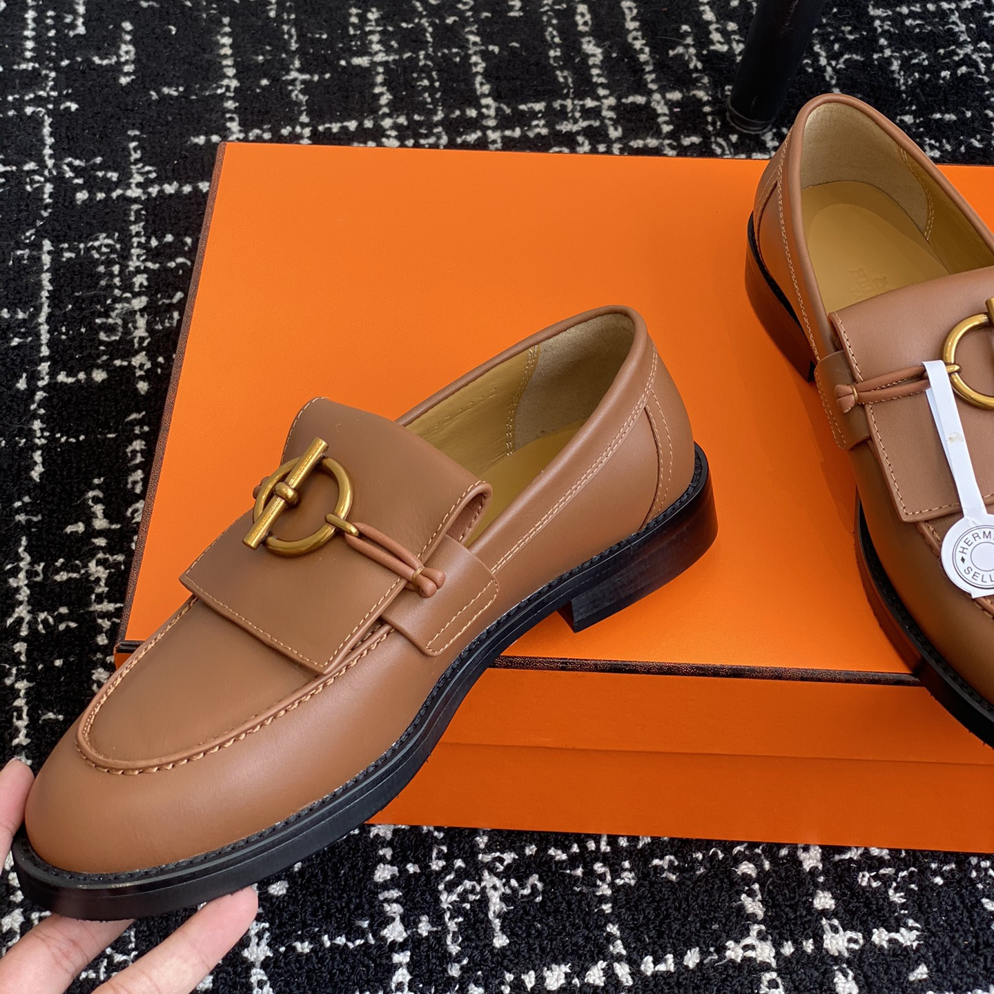 高仿Hermes*H241143ZA33塔扣小羊皮樂福鞋棕色免檢版