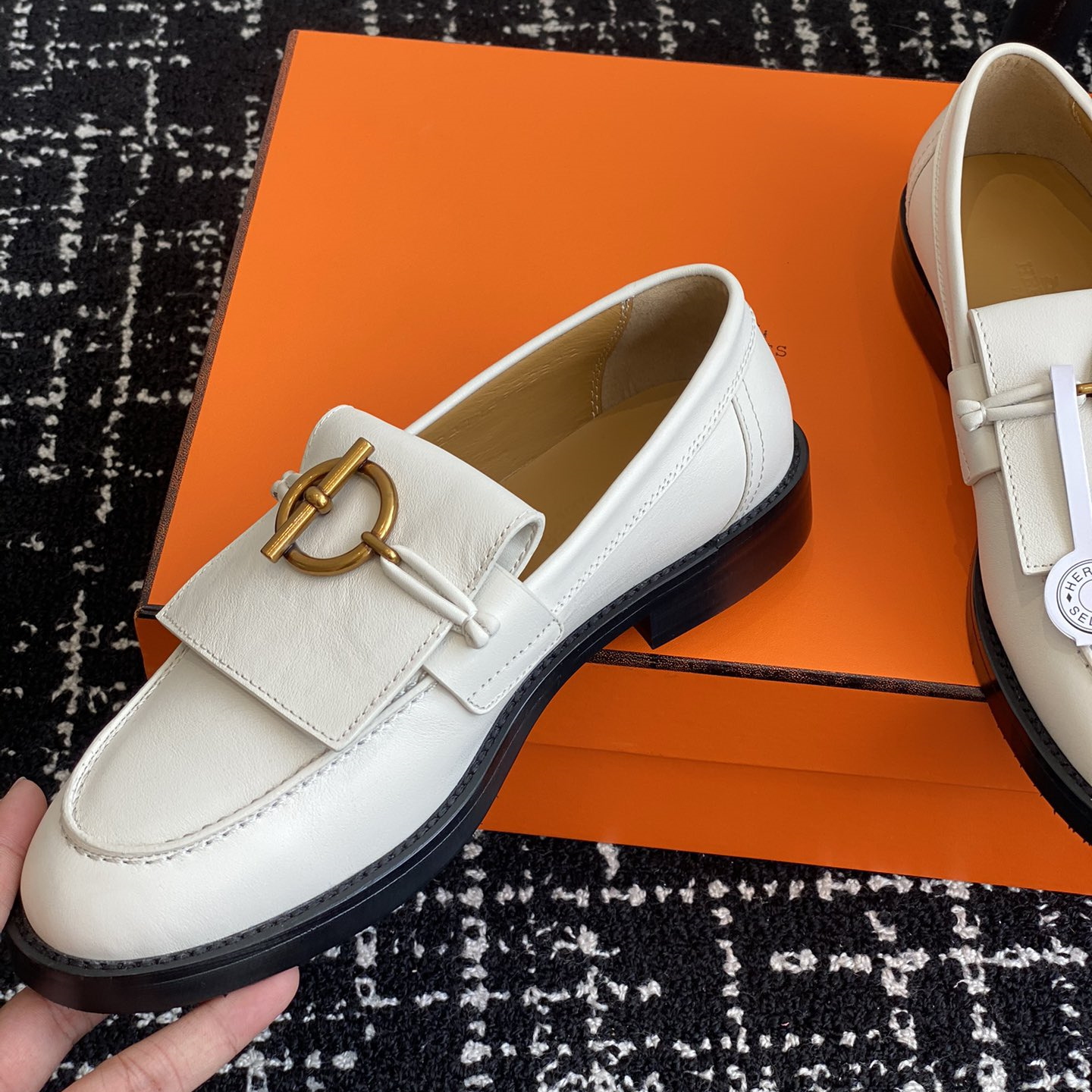 高仿Hermes*H241143ZCL塔扣小羊皮樂福鞋白色免檢版