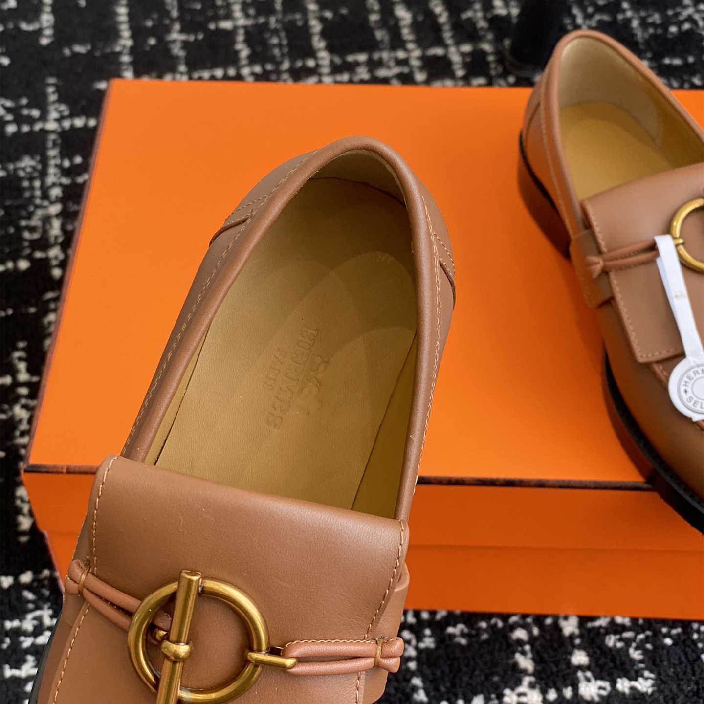 高仿Hermes*H241143ZA33塔扣小羊皮樂福鞋棕色免檢版