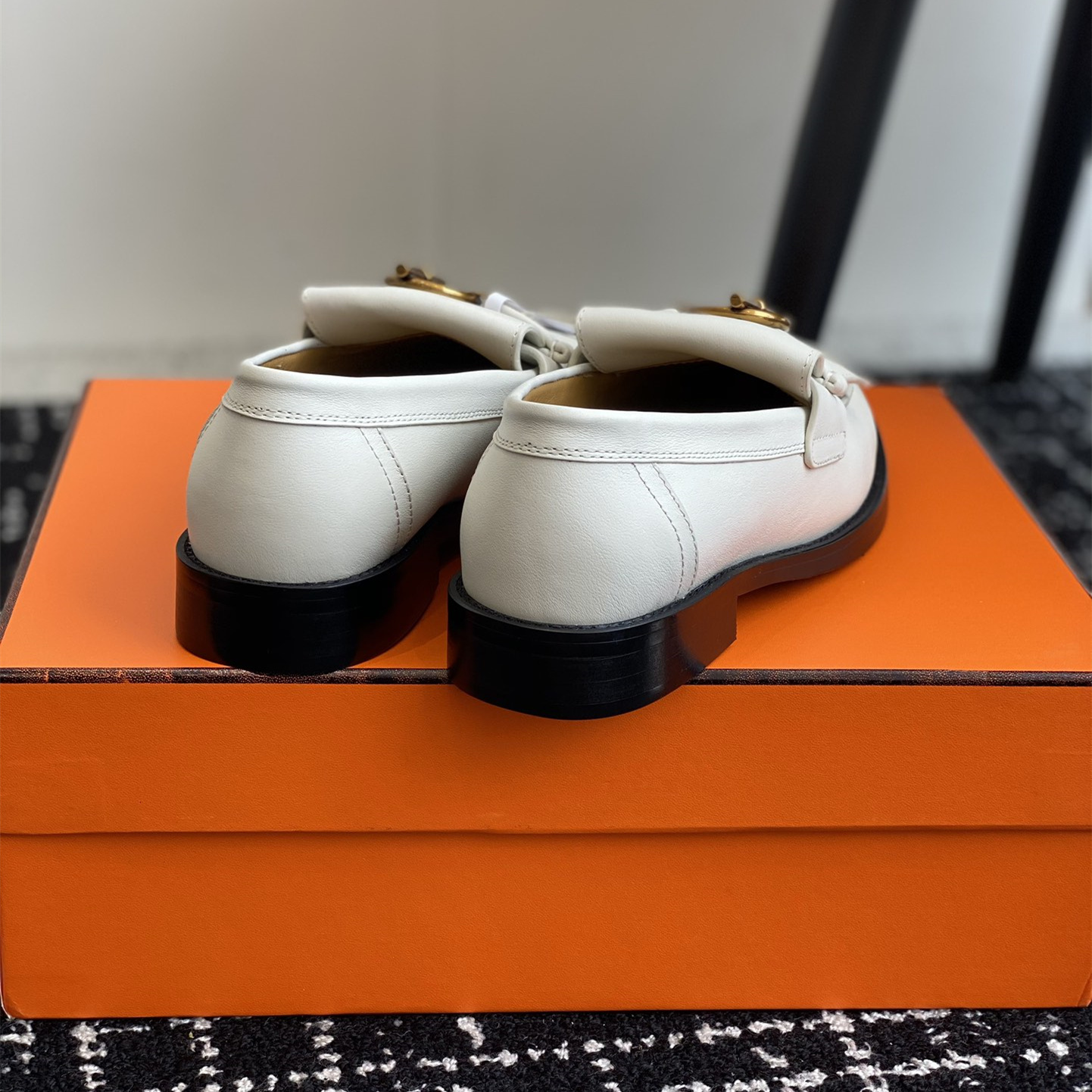高仿Hermes*H241143ZCL塔扣小羊皮樂福鞋白色免檢版