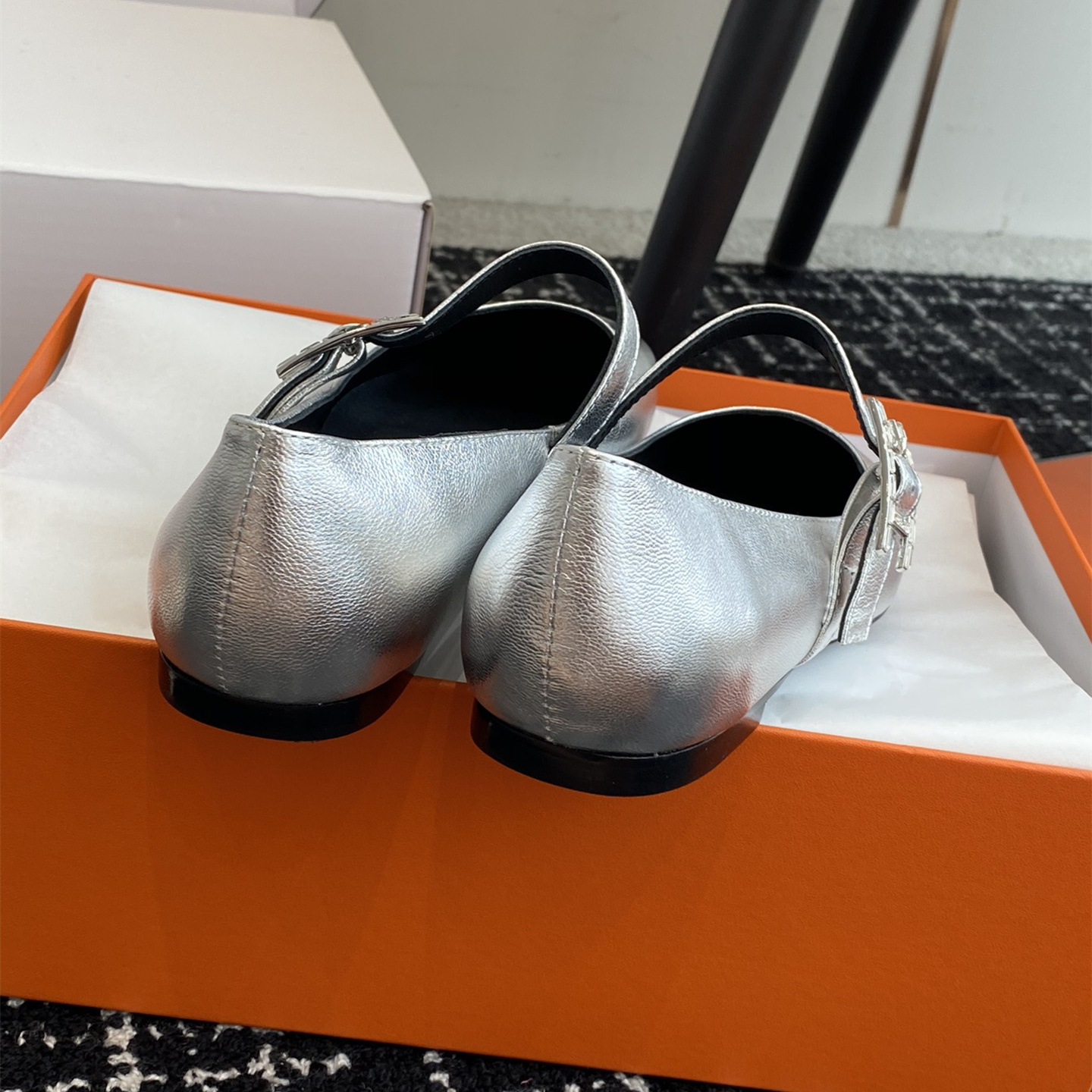 高仿Hermes*H242047ZDQ山羊皮瑪麗珍鞋銀色免檢版