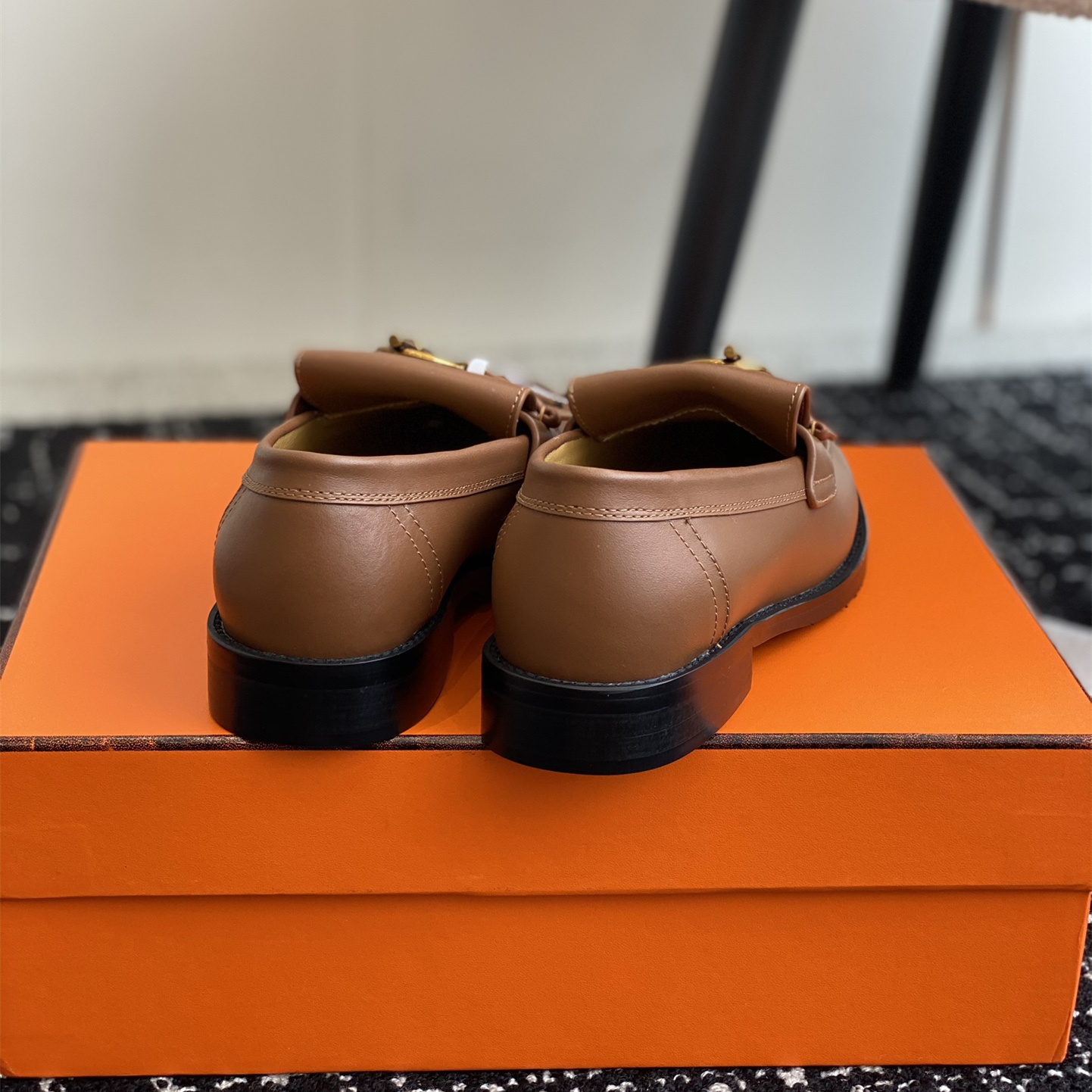 高仿Hermes*H241143ZA33塔扣小羊皮樂福鞋棕色免檢版