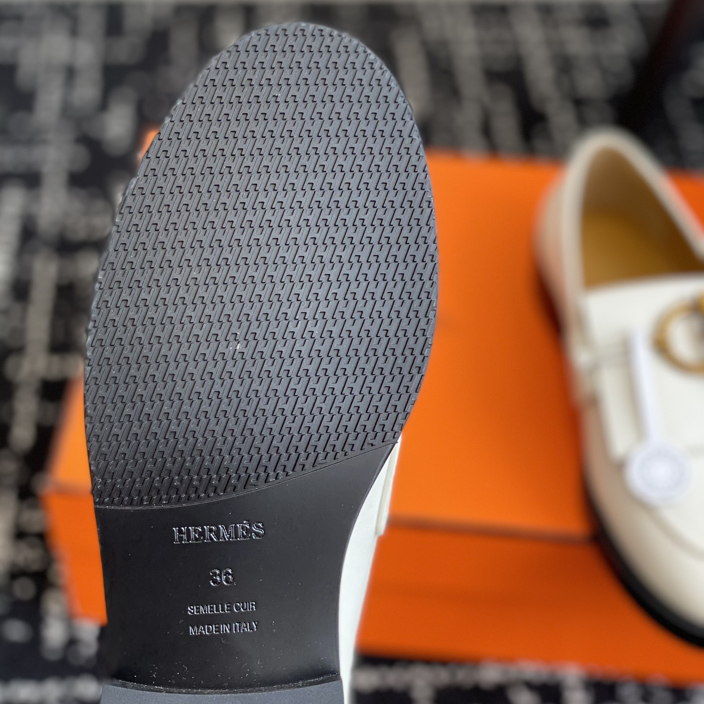 高仿Hermes*H241143ZCL塔扣小羊皮樂福鞋白色免檢版