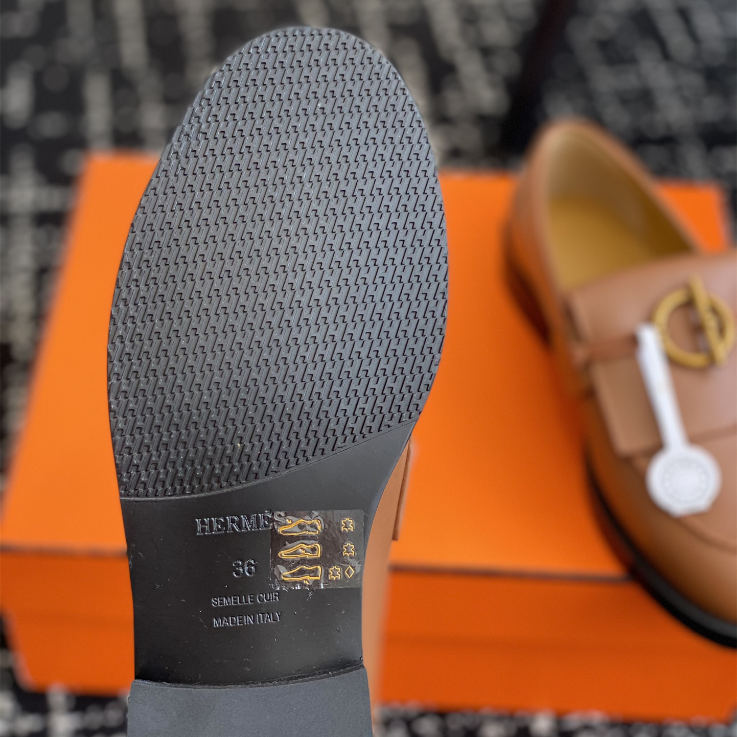 高仿Hermes*H241143ZA33塔扣小羊皮樂福鞋棕色免檢版