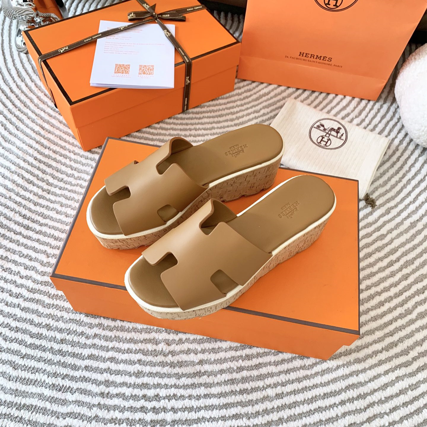 高仿Hermes*H232150Z1J山羊皮厚底涼拖棕色6.5CM免檢版