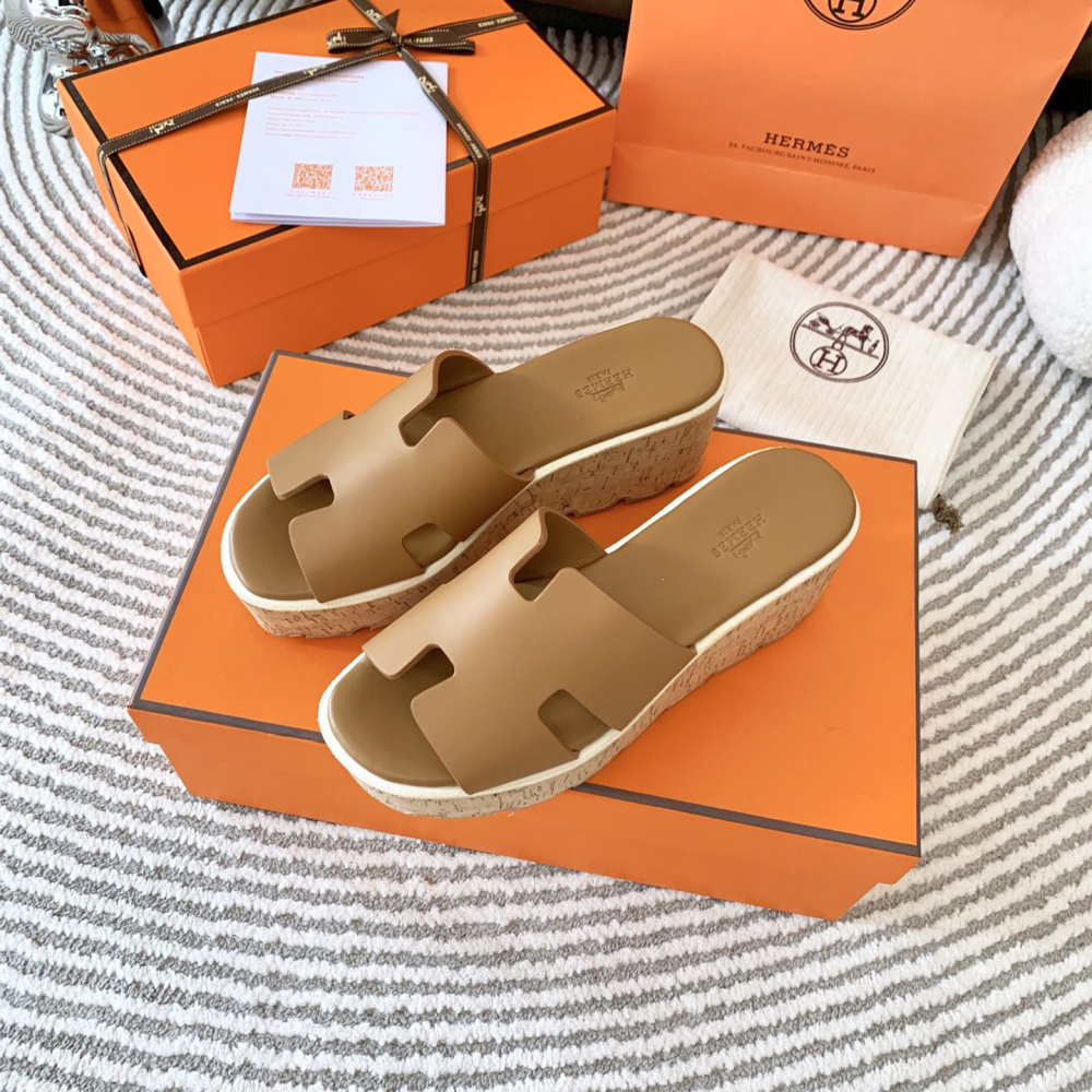 高仿Hermes*H232150Z1J山羊皮厚底涼拖棕色6.5CM免檢版