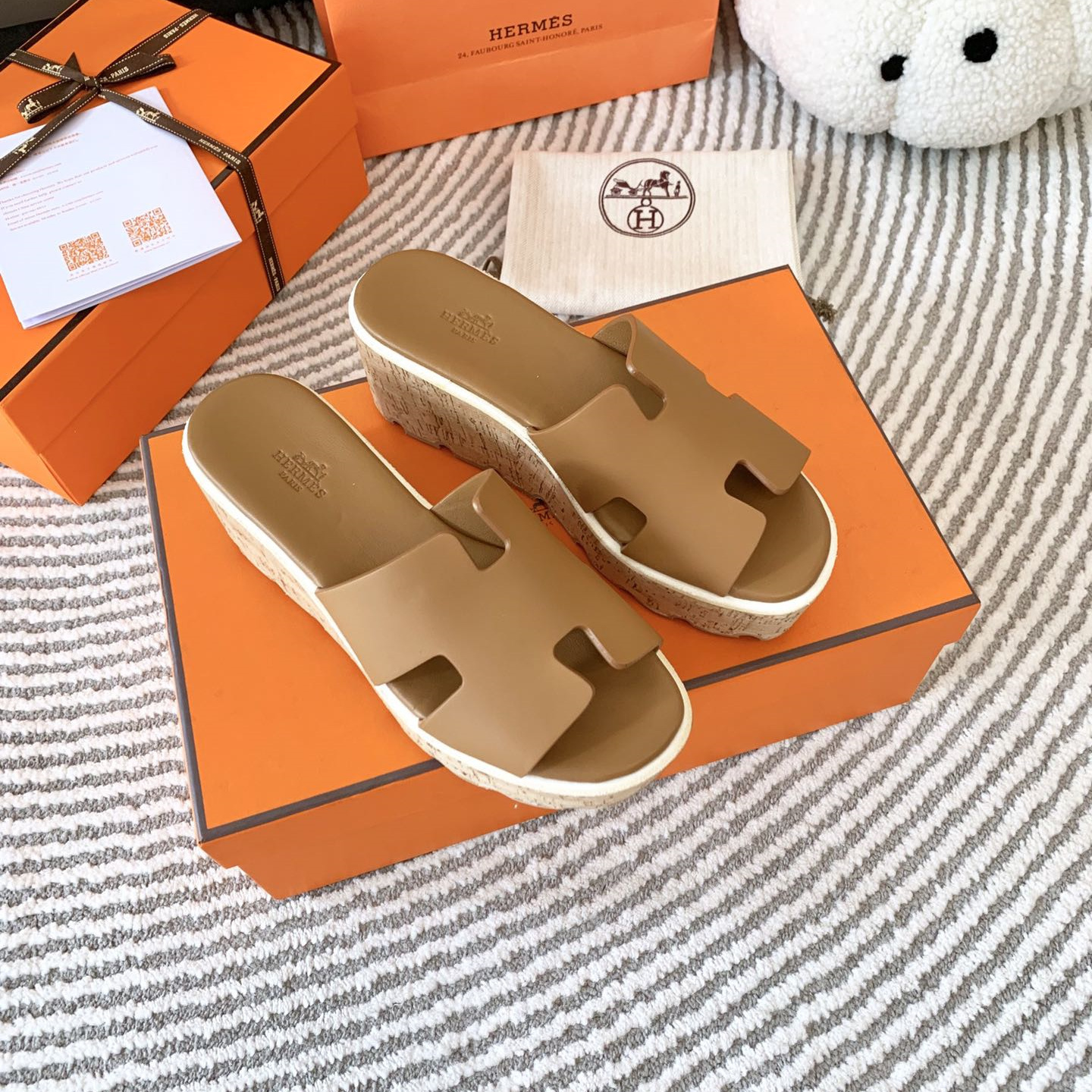 高仿Hermes*H232150Z1J山羊皮厚底涼拖棕色6.5CM免檢版