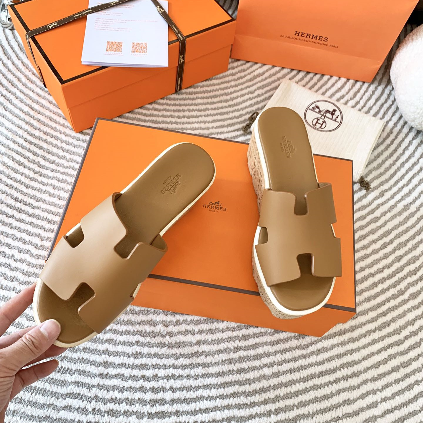 高仿Hermes*H232150Z1J山羊皮厚底涼拖棕色6.5CM免檢版