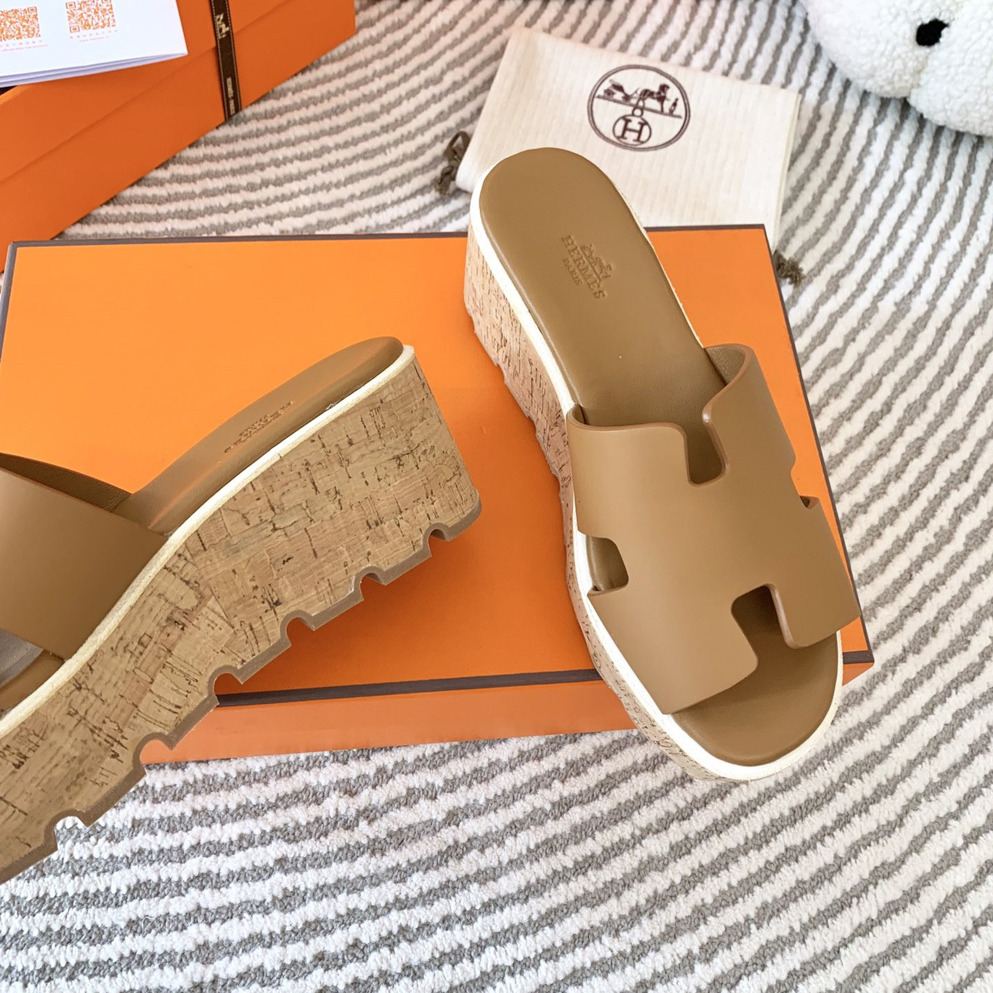 高仿Hermes*H232150Z1J山羊皮厚底涼拖棕色6.5CM免檢版