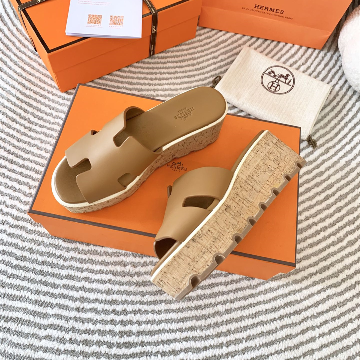 高仿Hermes*H232150Z1J山羊皮厚底涼拖棕色6.5CM免檢版