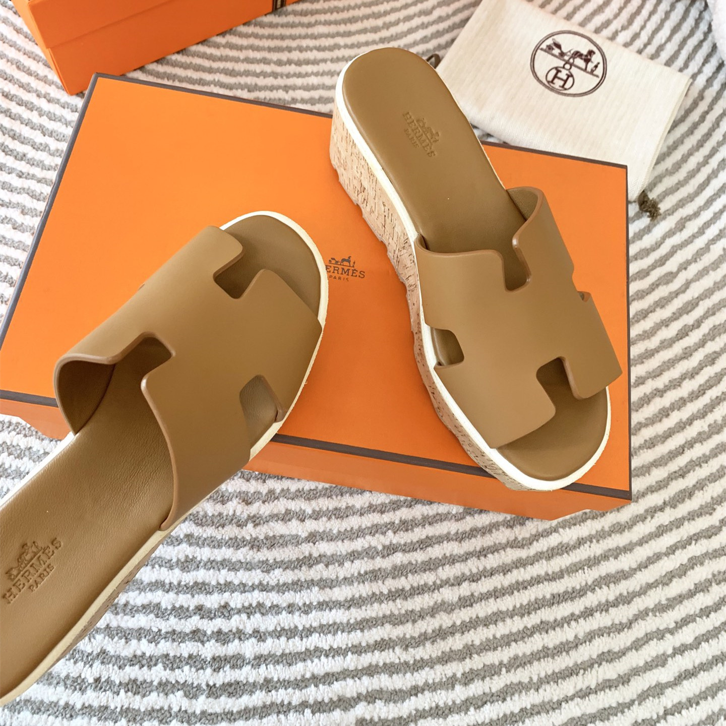 高仿Hermes*H232150Z1J山羊皮厚底涼拖棕色6.5CM免檢版