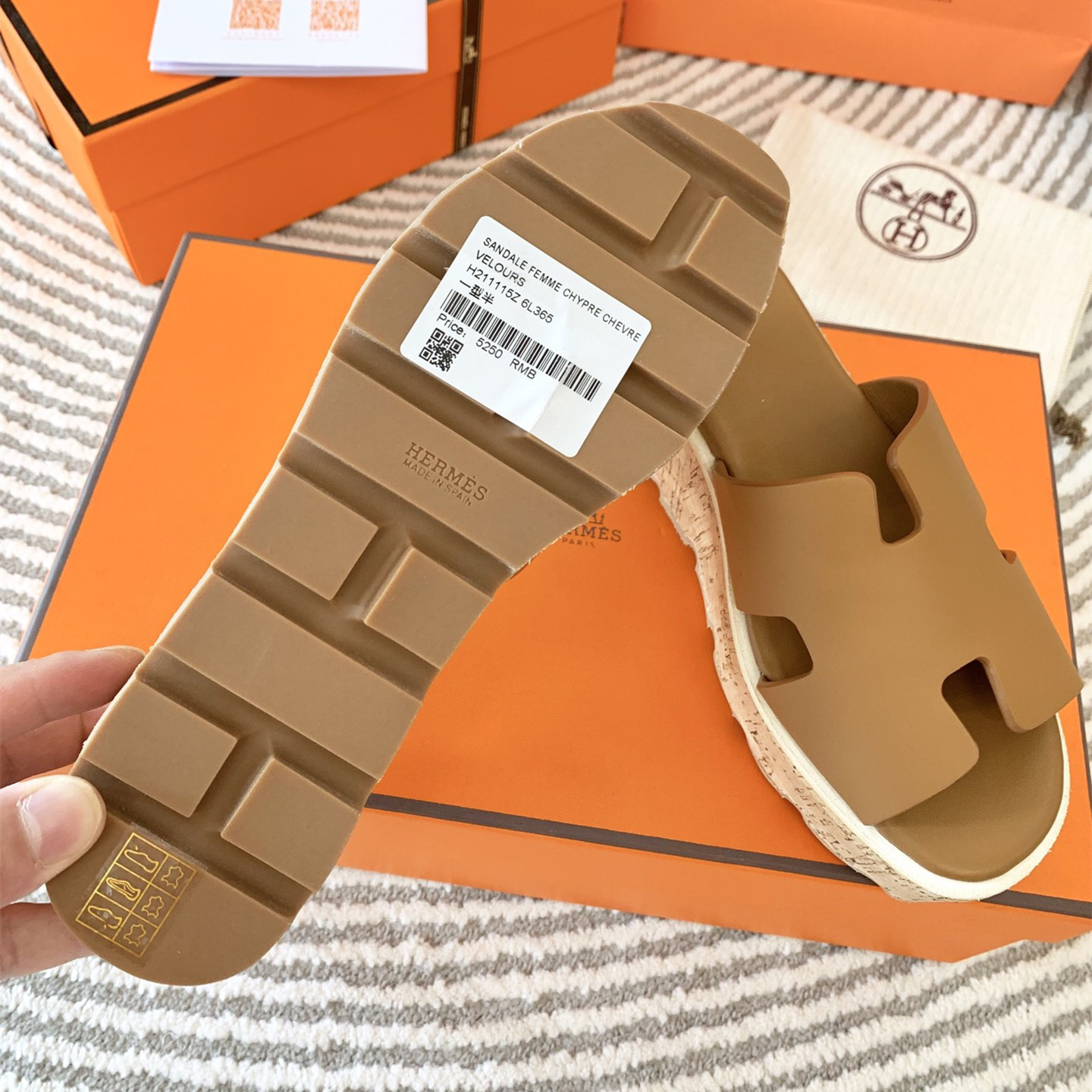 高仿Hermes*H232150Z1J山羊皮厚底涼拖棕色6.5CM免檢版