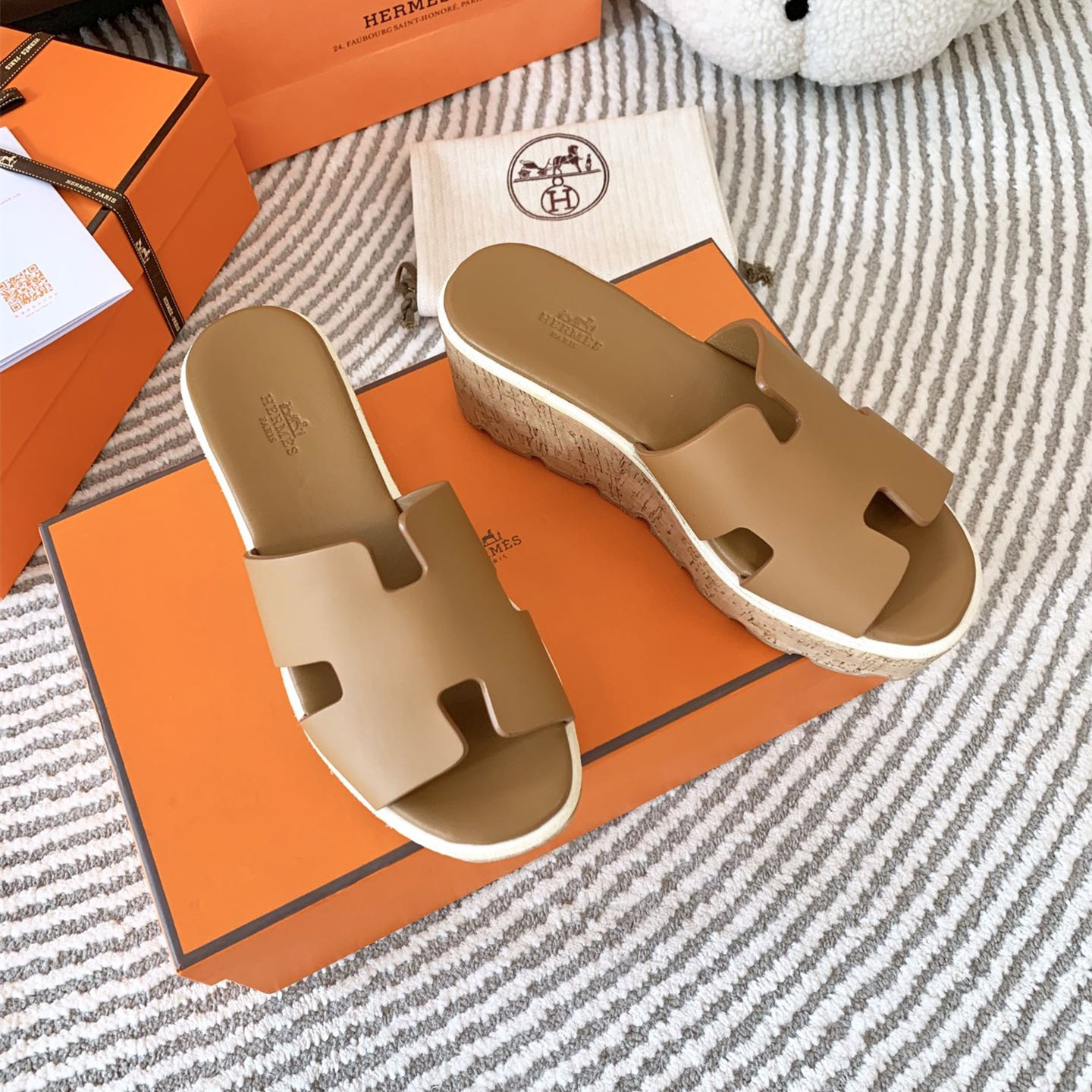 高仿Hermes*H232150Z1J山羊皮厚底涼拖棕色6.5CM免檢版