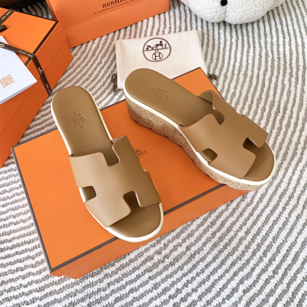 高仿Hermes*H232150Z1J山羊皮厚底涼拖棕色6.5CM免檢版
