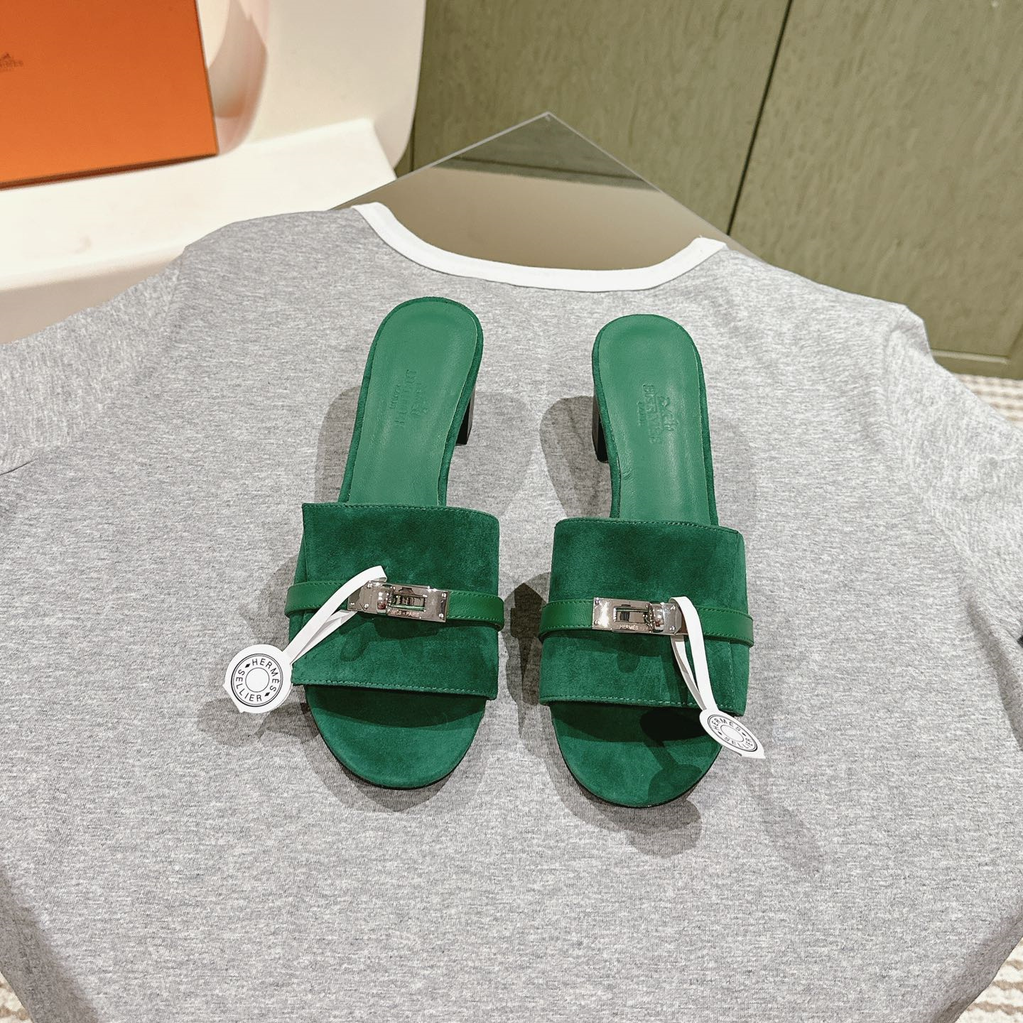 高仿Hermes*H232132ZI0粗跟一字拖鞋麂皮緞面綠色5CM免檢版