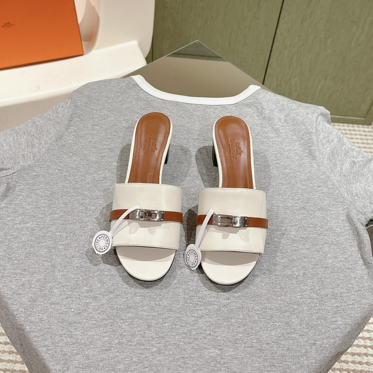 高仿Hermes*H231063ZFB粗跟一字拖鞋白色5CM免檢版