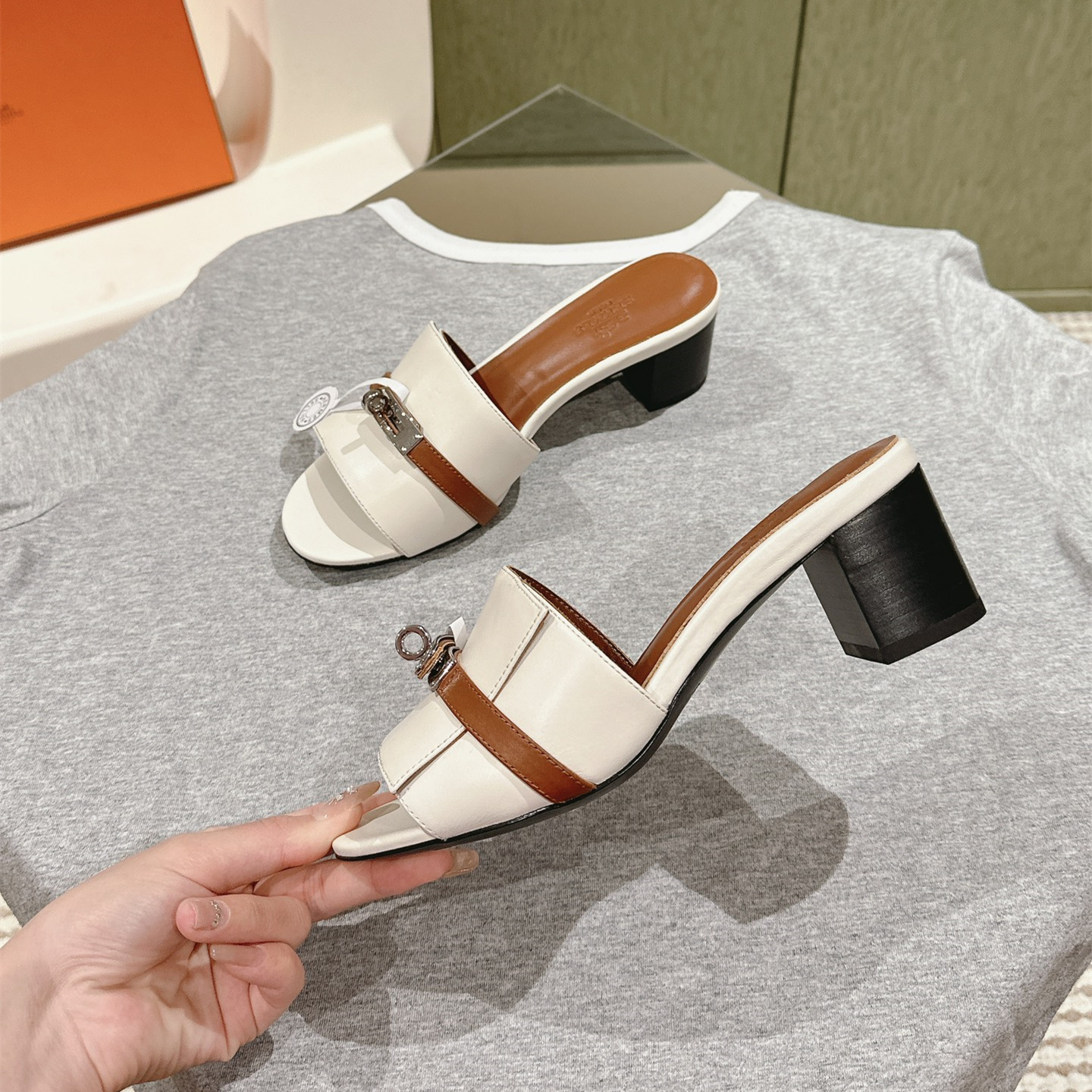 高仿Hermes*H231063ZFB粗跟一字拖鞋白色5CM免檢版