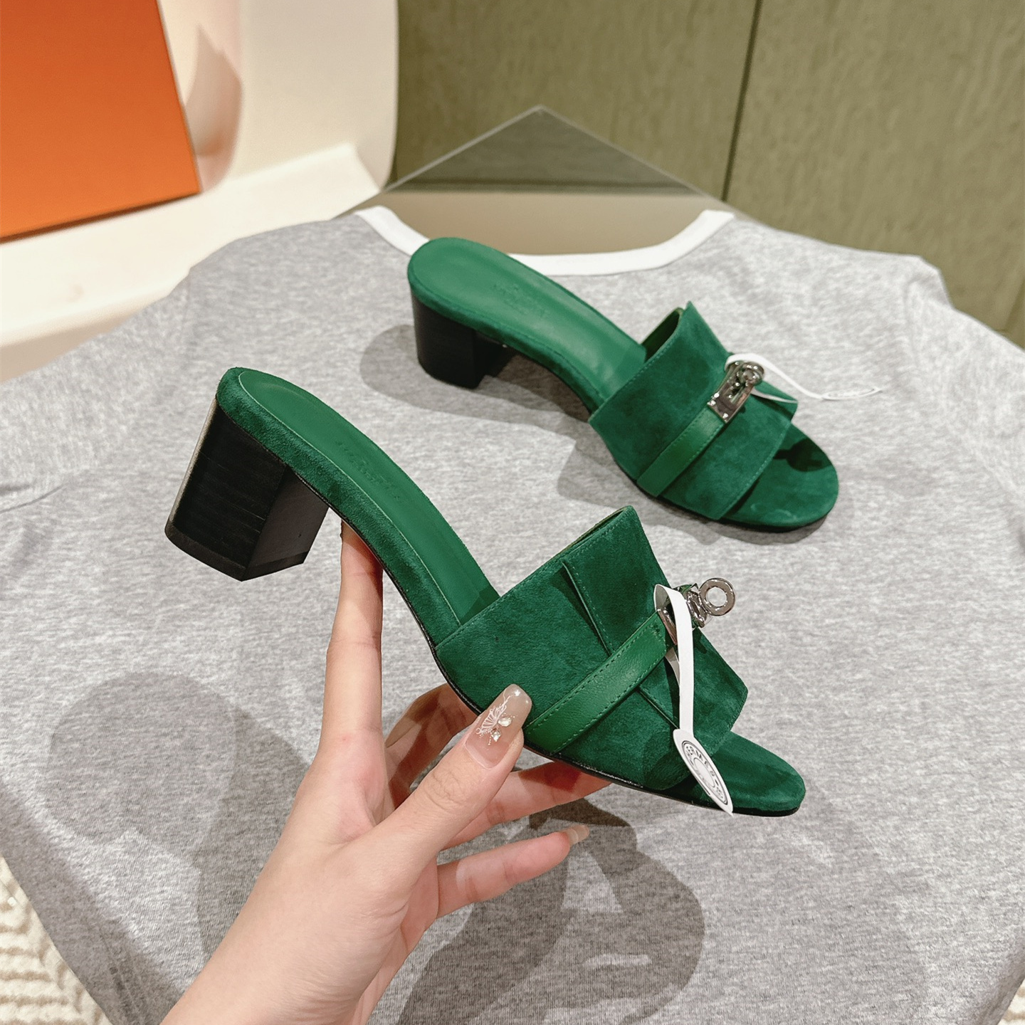 高仿Hermes*H232132ZI0粗跟一字拖鞋麂皮緞面綠色5CM免檢版