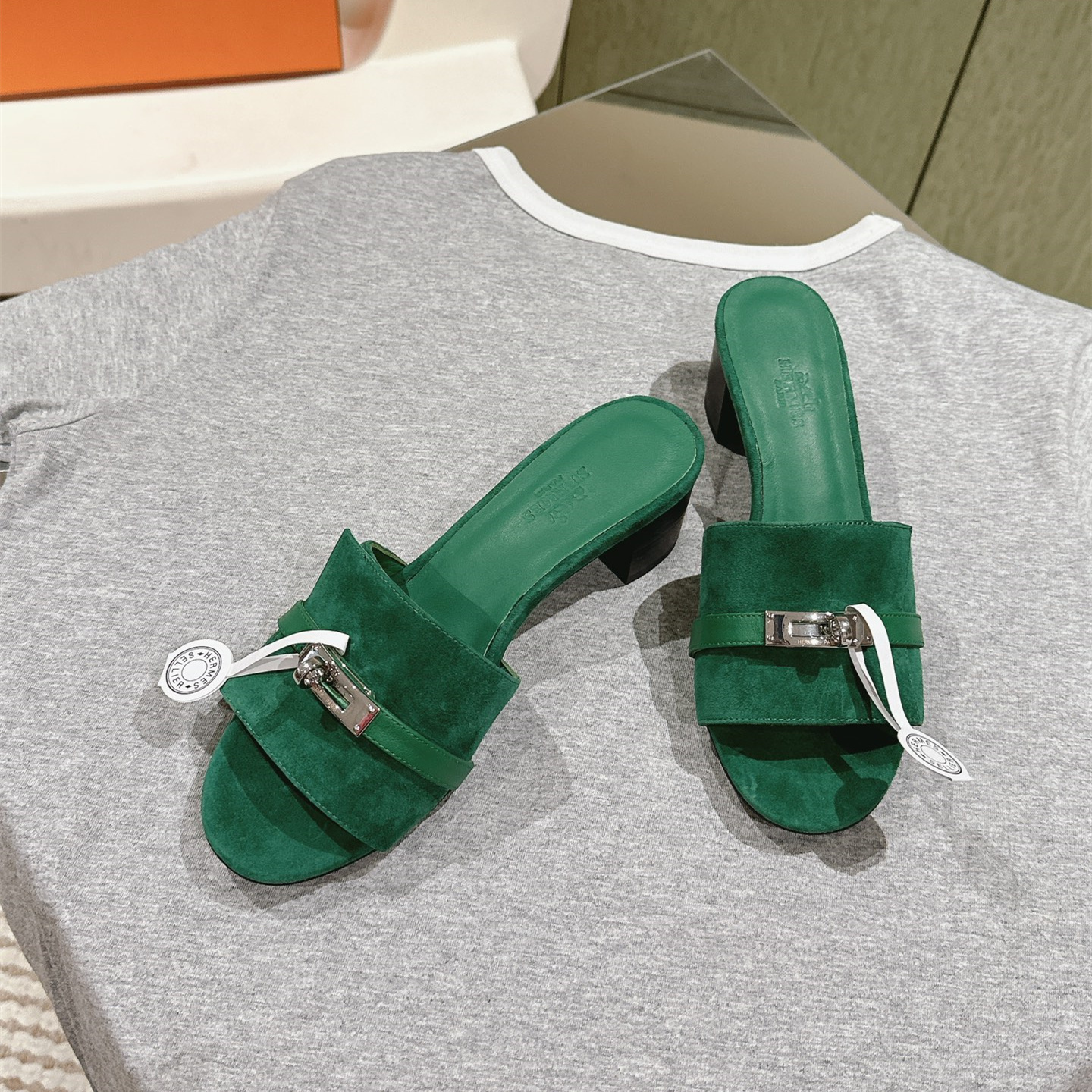 高仿Hermes*H232132ZI0粗跟一字拖鞋麂皮緞面綠色5CM免檢版