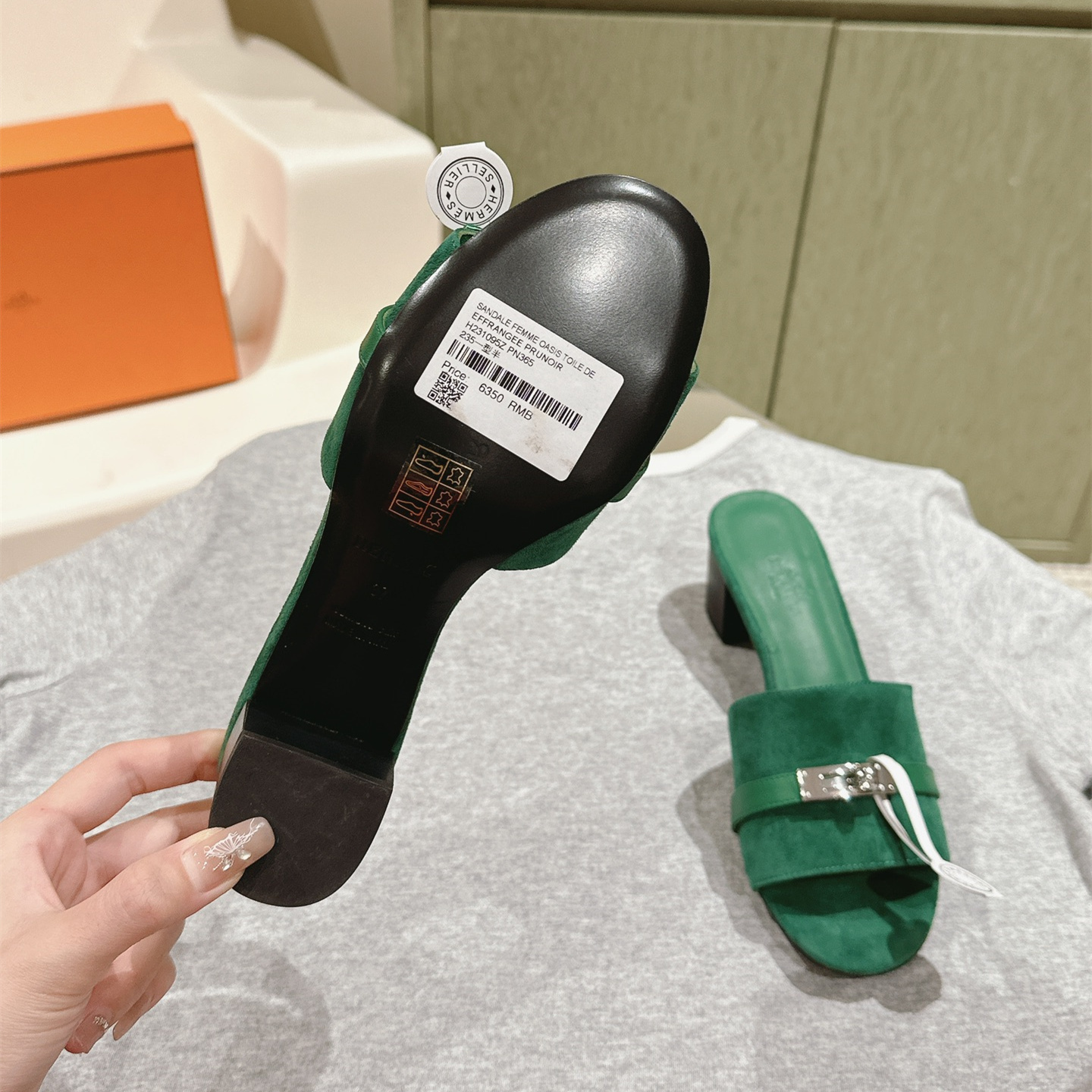 高仿Hermes*H232132ZI0粗跟一字拖鞋麂皮緞面綠色5CM免檢版