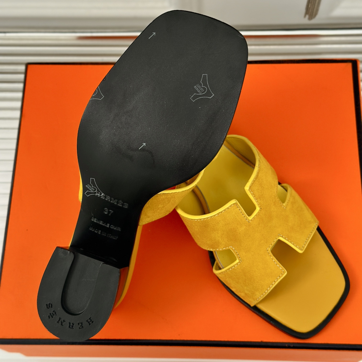 高仿Hermes*H241233ZCH經典H百搭拖鞋中踭黃色5CM免檢版