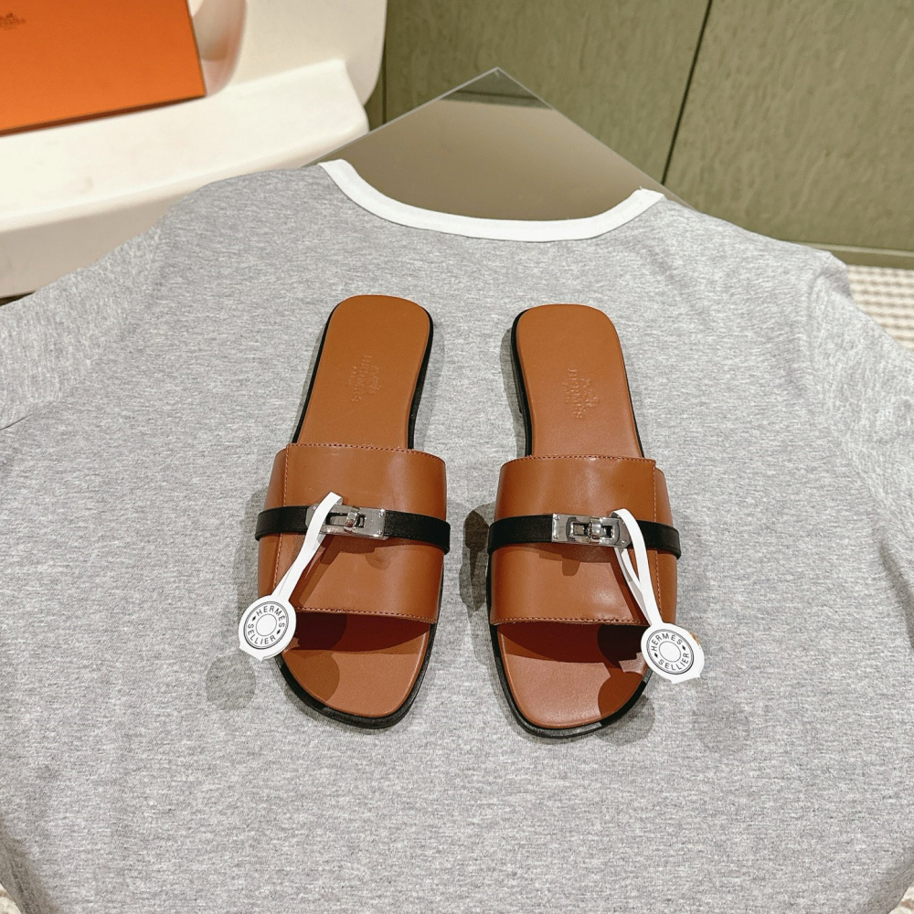 高仿Hermes*H231056Z20粗跟一字平底拖鞋棕色免檢版