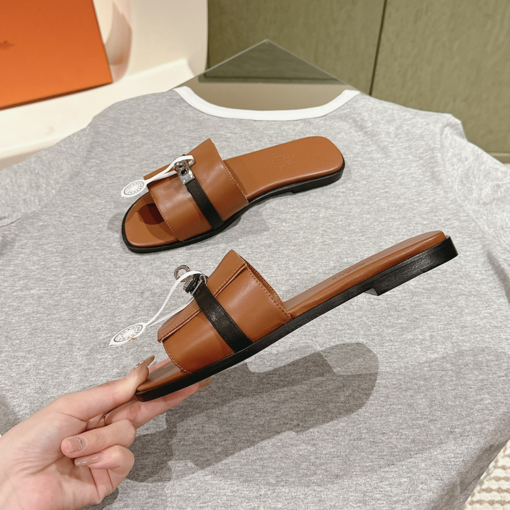 高仿Hermes*H231056Z20粗跟一字平底拖鞋棕色免檢版