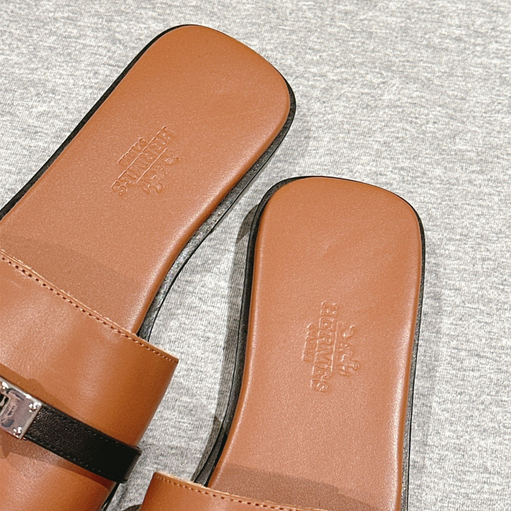 高仿Hermes*H231056Z20粗跟一字平底拖鞋棕色免檢版