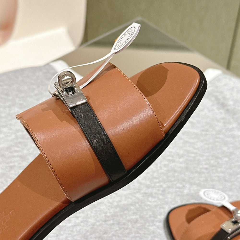 高仿Hermes*H231056Z20粗跟一字平底拖鞋棕色免檢版
