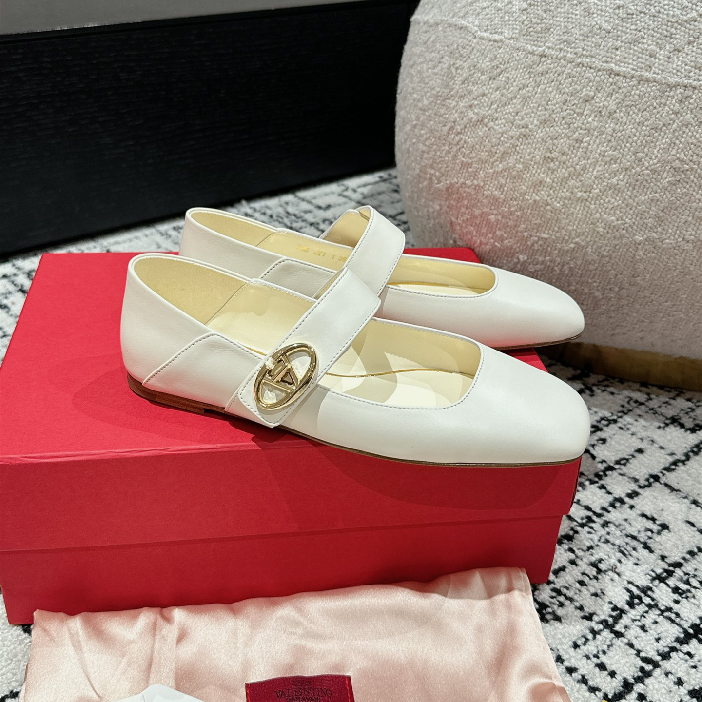 高仿Valentino*5W2S0JD方頭單鞋小牛皮白色平底免檢版