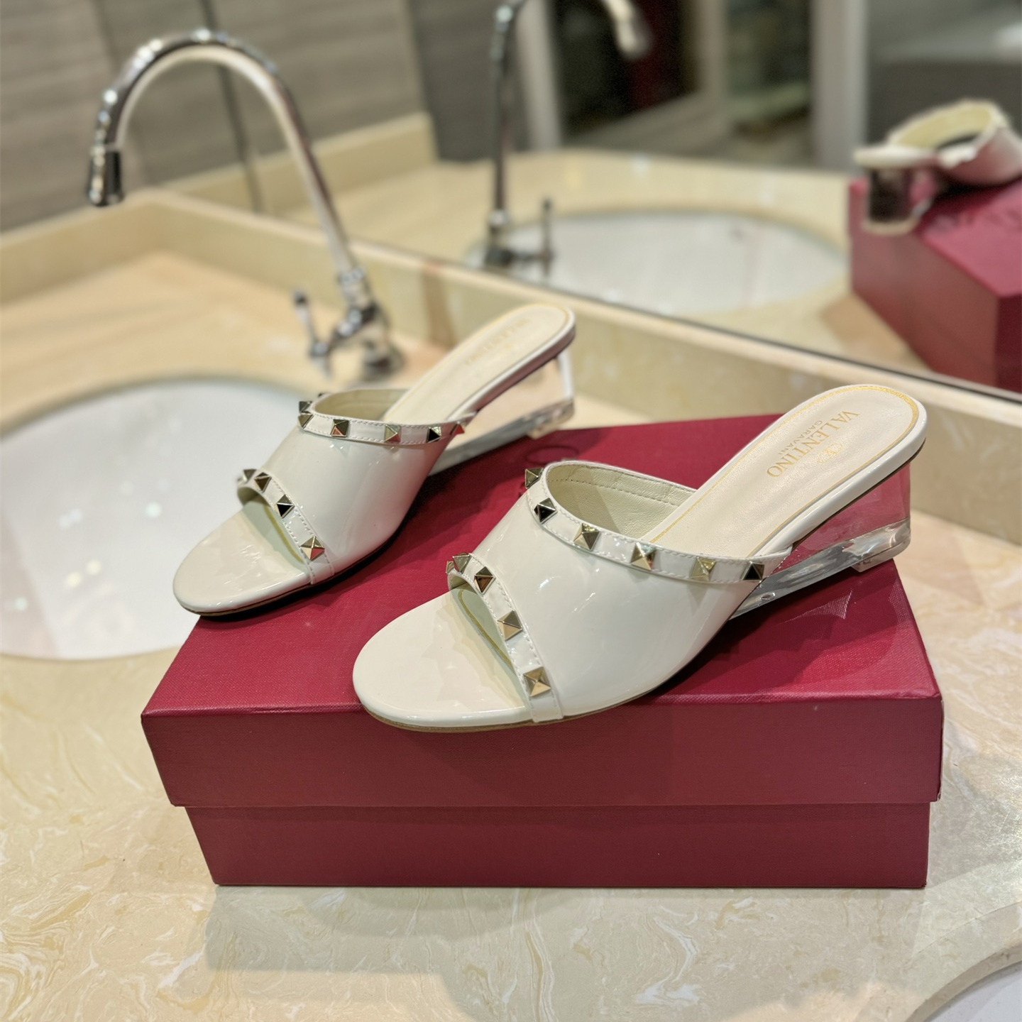 高仿Valentino*2W0S0GQ鉚釘水晶踭涼鞋白色4.5CM免檢版
