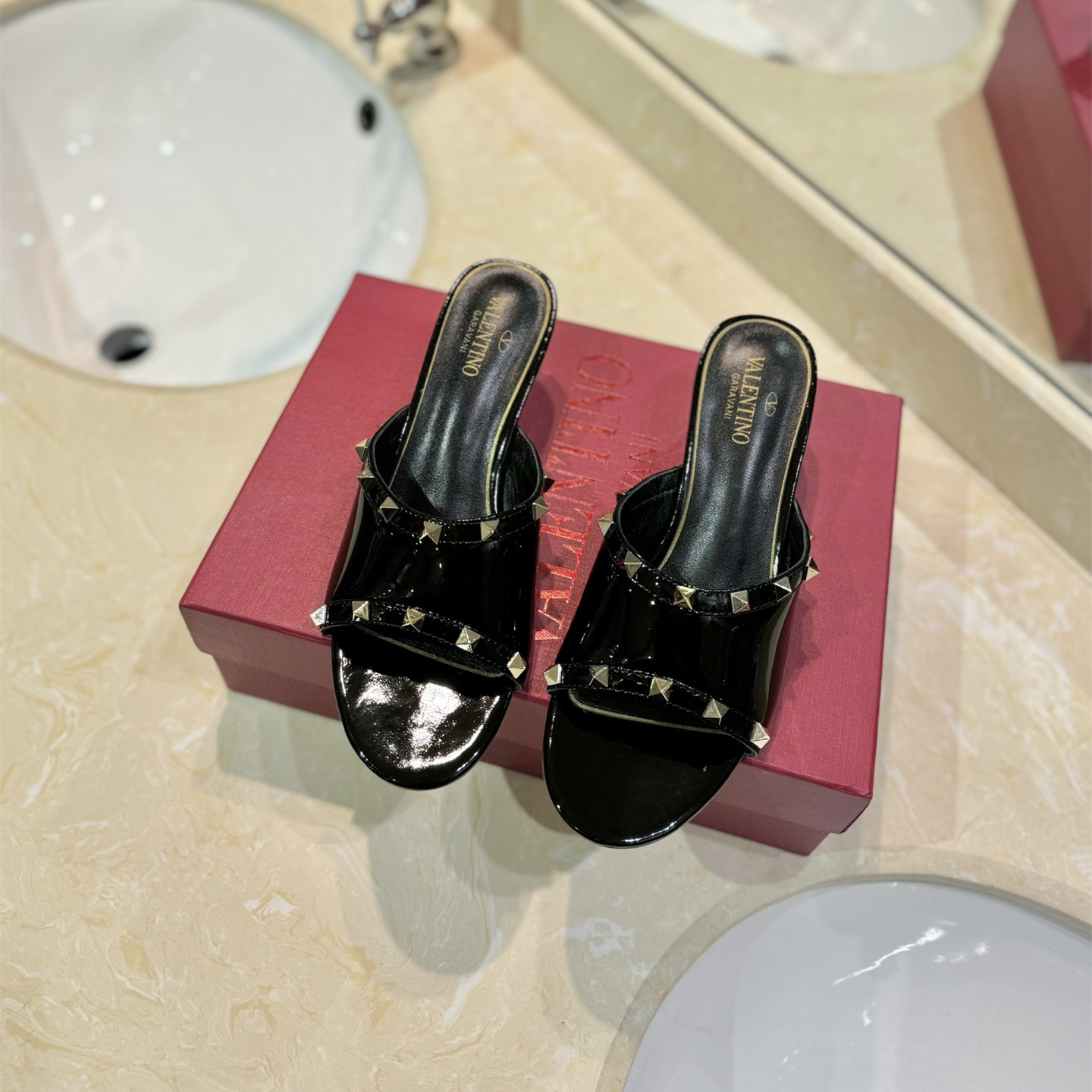 高仿Valentino*2W0S0GW鉚釘水晶踭涼鞋黑色4.5CM免檢版