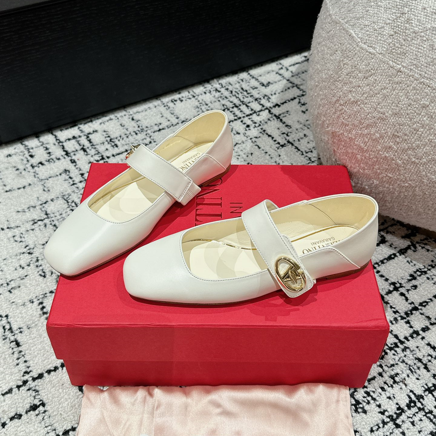 高仿Valentino*5W2S0JD方頭單鞋小牛皮白色平底免檢版