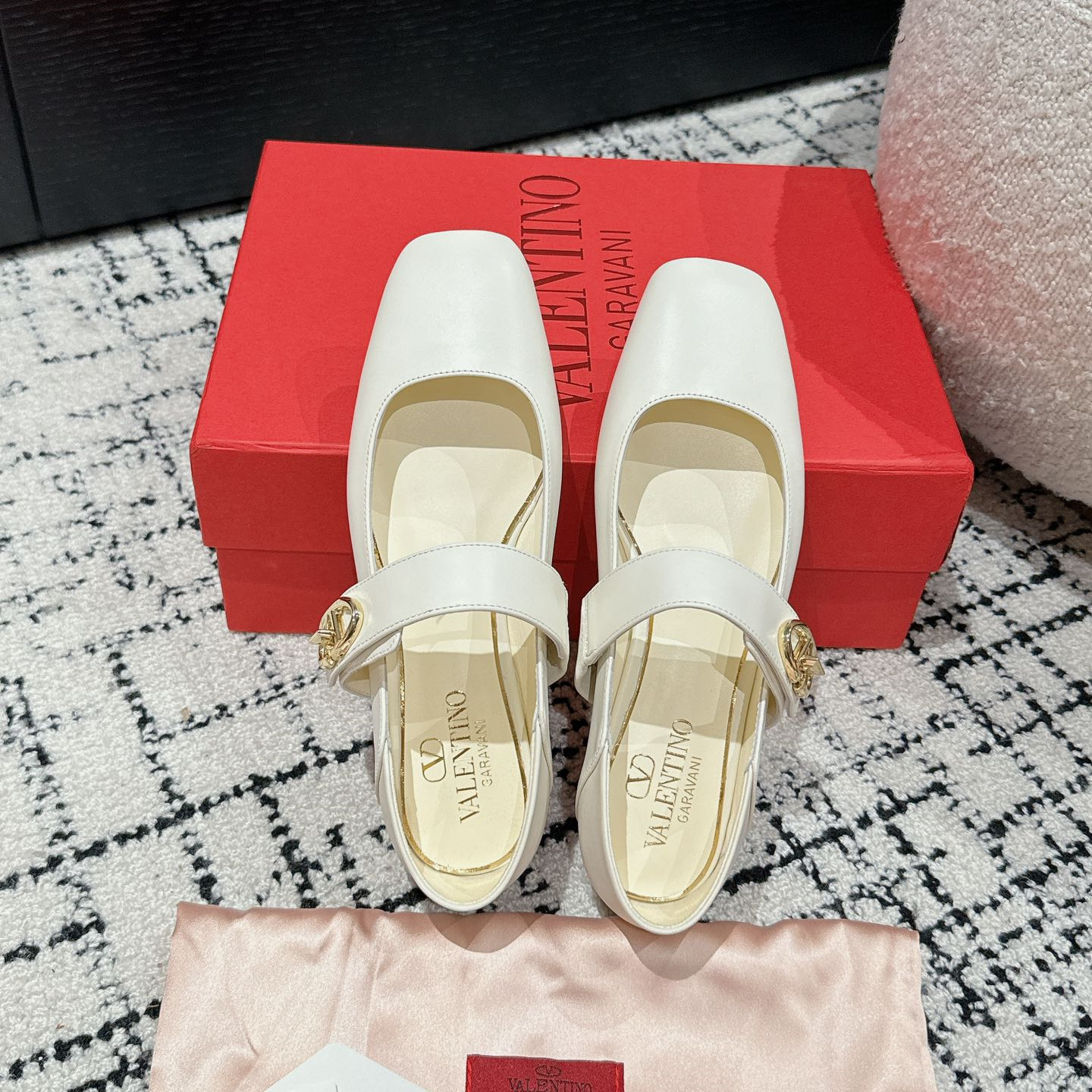 高仿Valentino*5W2S0JD方頭單鞋小牛皮白色平底免檢版