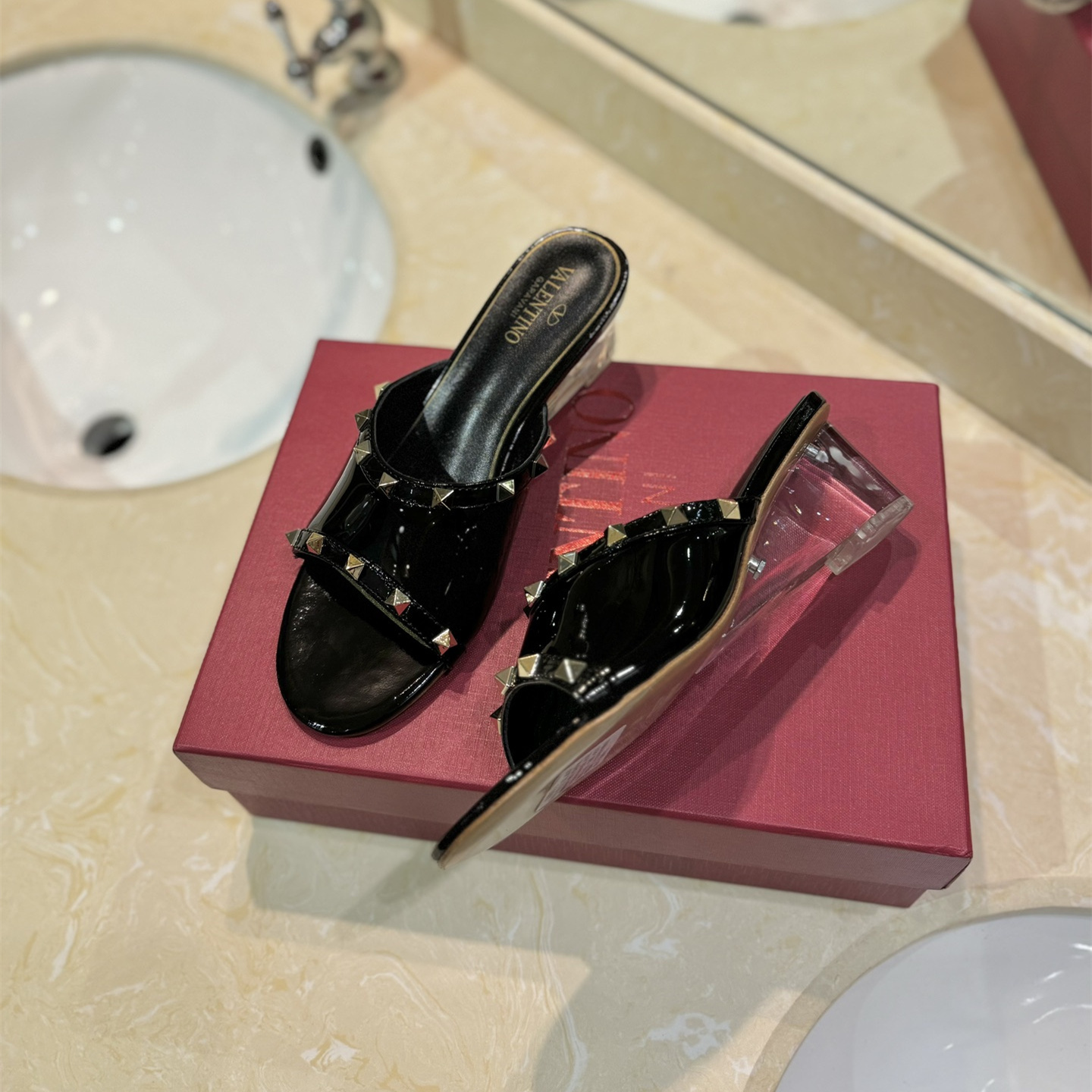 高仿Valentino*2W0S0GW鉚釘水晶踭涼鞋黑色4.5CM免檢版