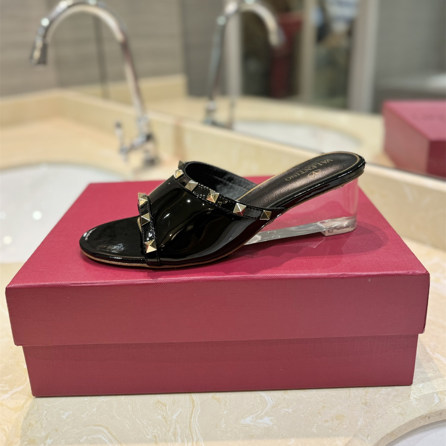 高仿Valentino*2W0S0GW鉚釘水晶踭涼鞋黑色4.5CM免檢版