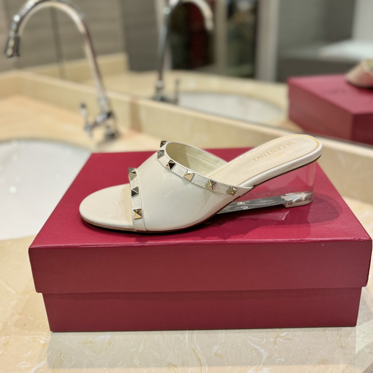 高仿Valentino*2W0S0GQ鉚釘水晶踭涼鞋白色4.5CM免檢版